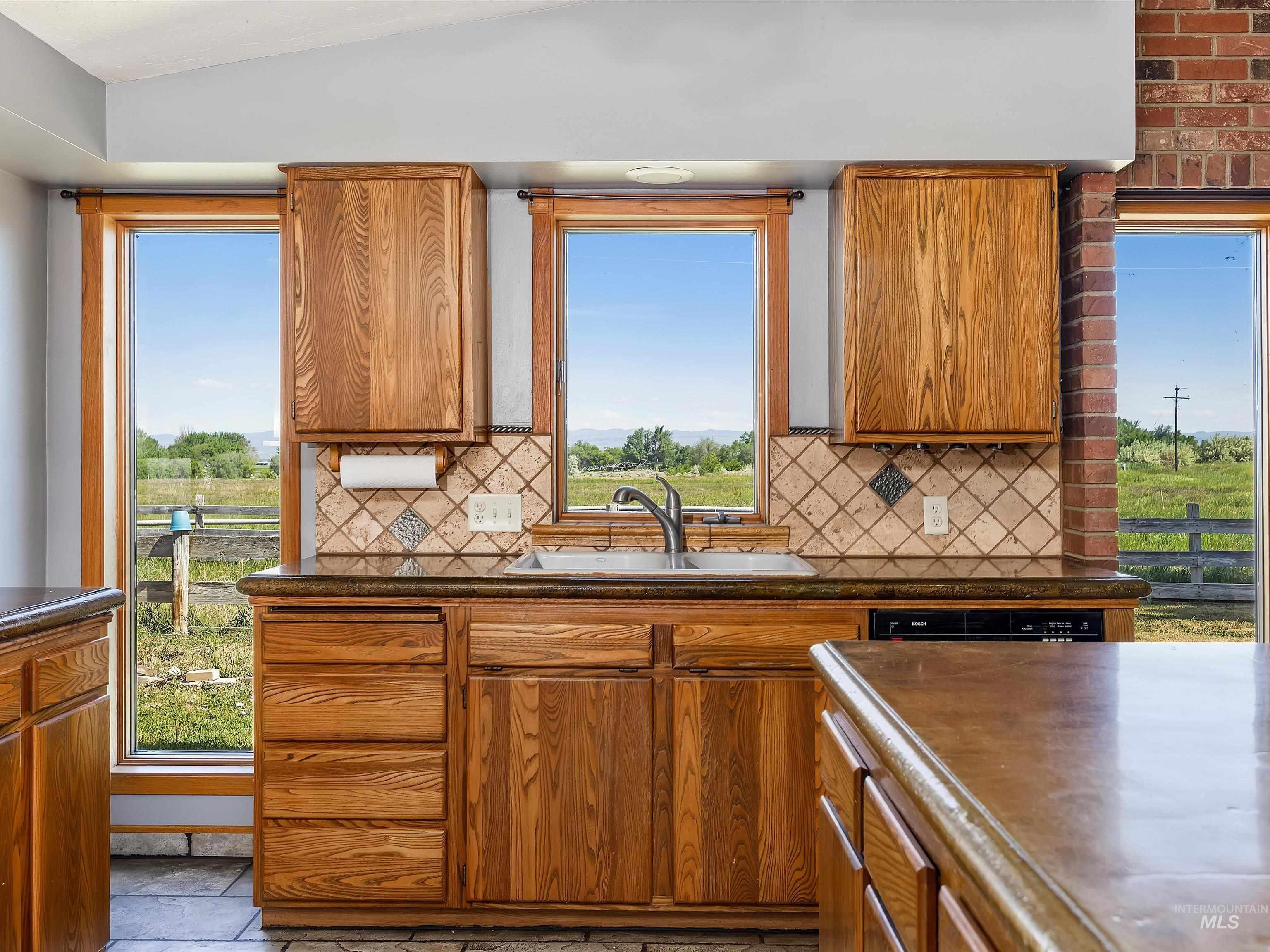 1872 E 1750 S, Gooding, Idaho 83330, 4 Bedrooms, 3 Bathrooms, Residential For Sale, Price $1,500,000, 98950044