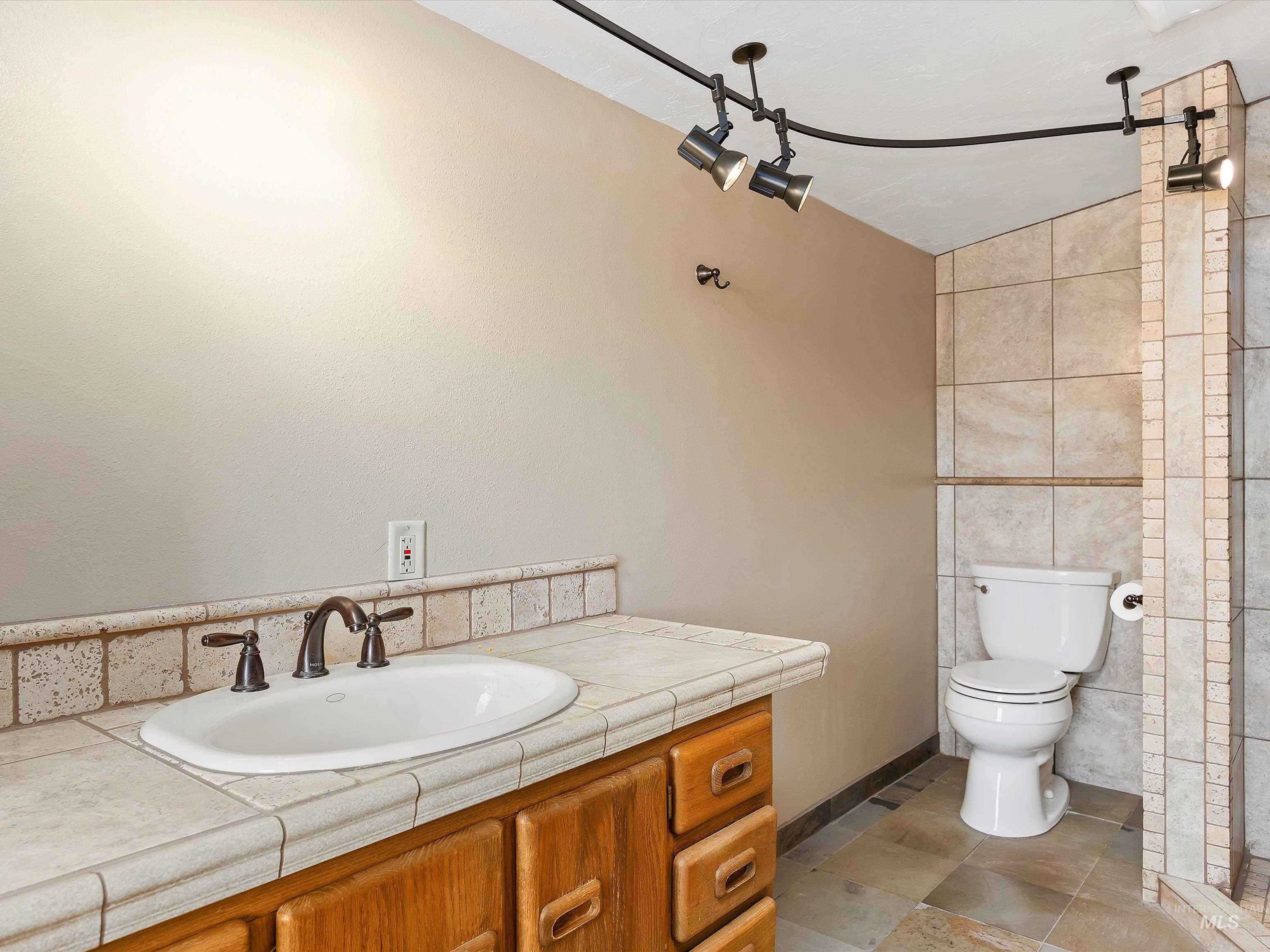 1872 E 1750 S, Gooding, Idaho 83330, 4 Bedrooms, 3 Bathrooms, Residential For Sale, Price $1,500,000, 98950044