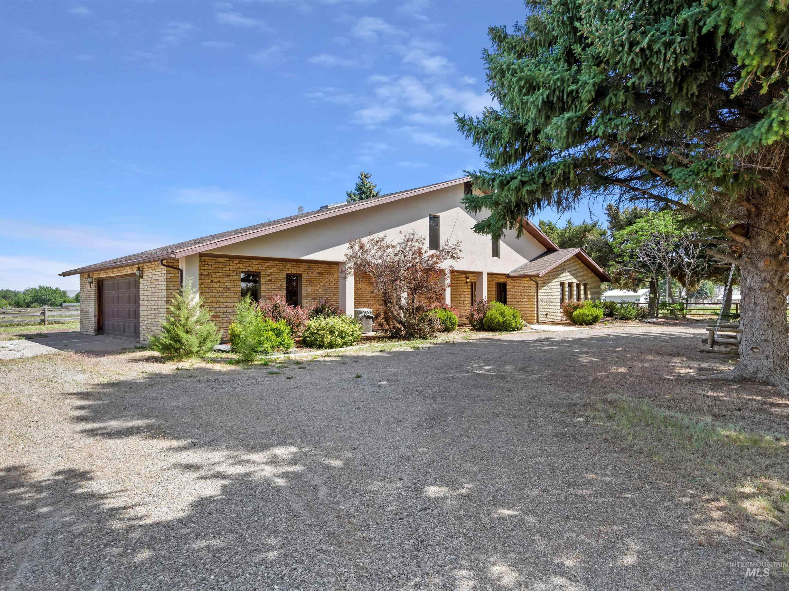 1872 E 1750 S, Gooding, Idaho 83330, 4 Bedrooms, 3 Bathrooms, Residential For Sale, Price $1,500,000, 98950044