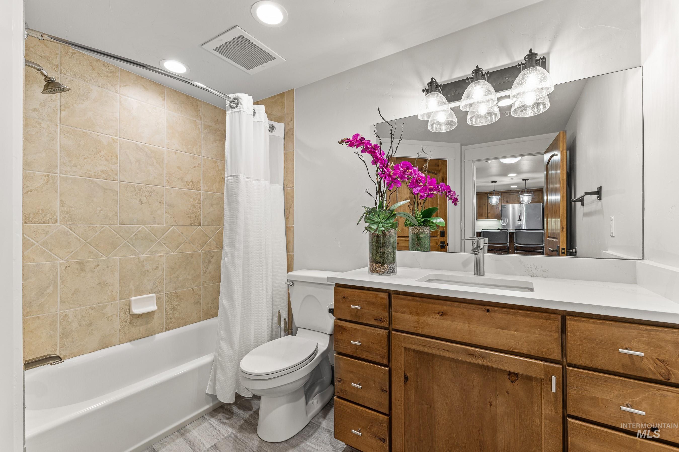 75 Arling Center Court, Donnelly, Idaho 83615, 2 Bedrooms, 2 Bathrooms, Residential For Sale, Price $1,195,000,MLS 98950745