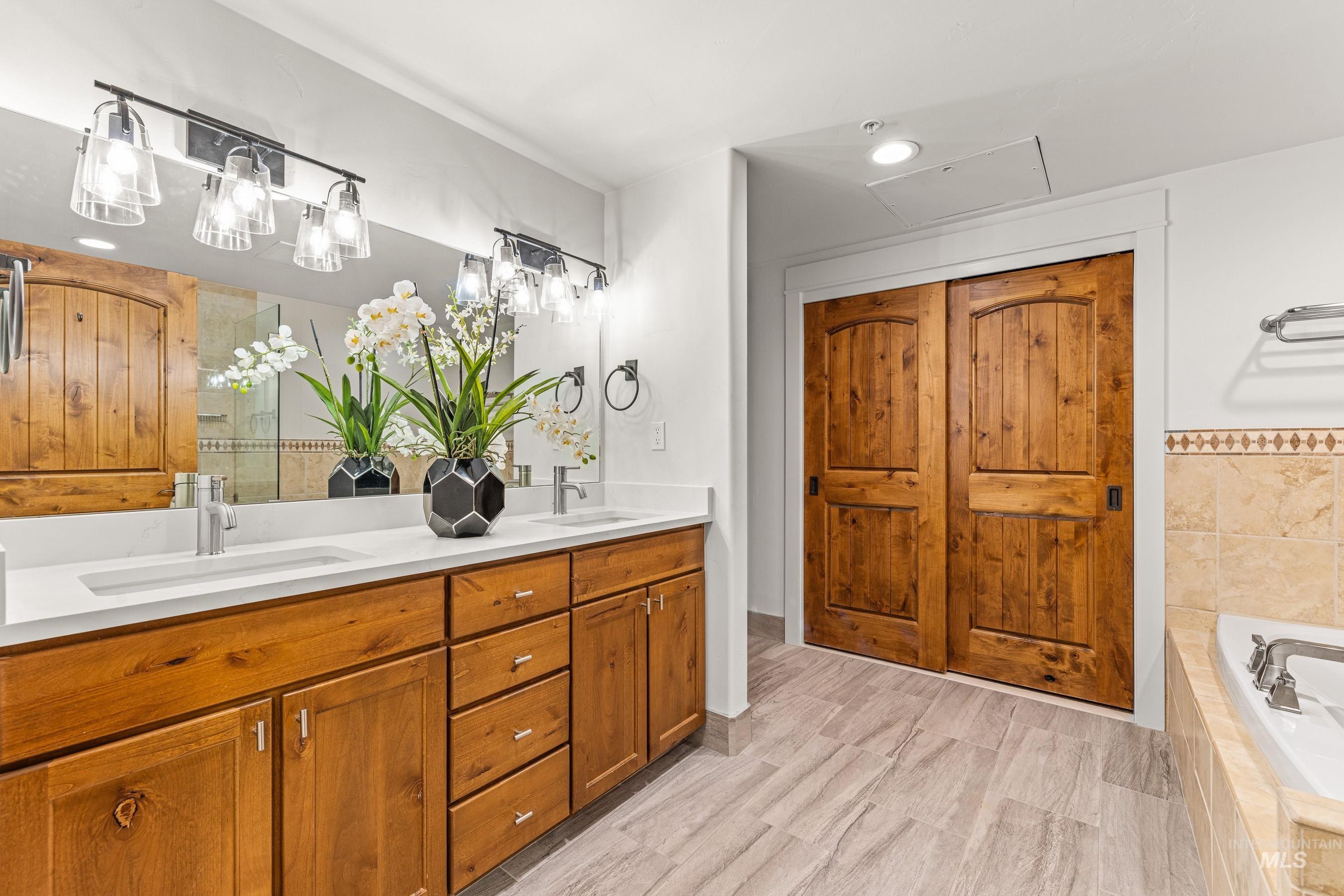 75 Arling Center Court, Donnelly, Idaho 83615, 2 Bedrooms, 2 Bathrooms, Residential For Sale, Price $1,195,000,MLS 98950745