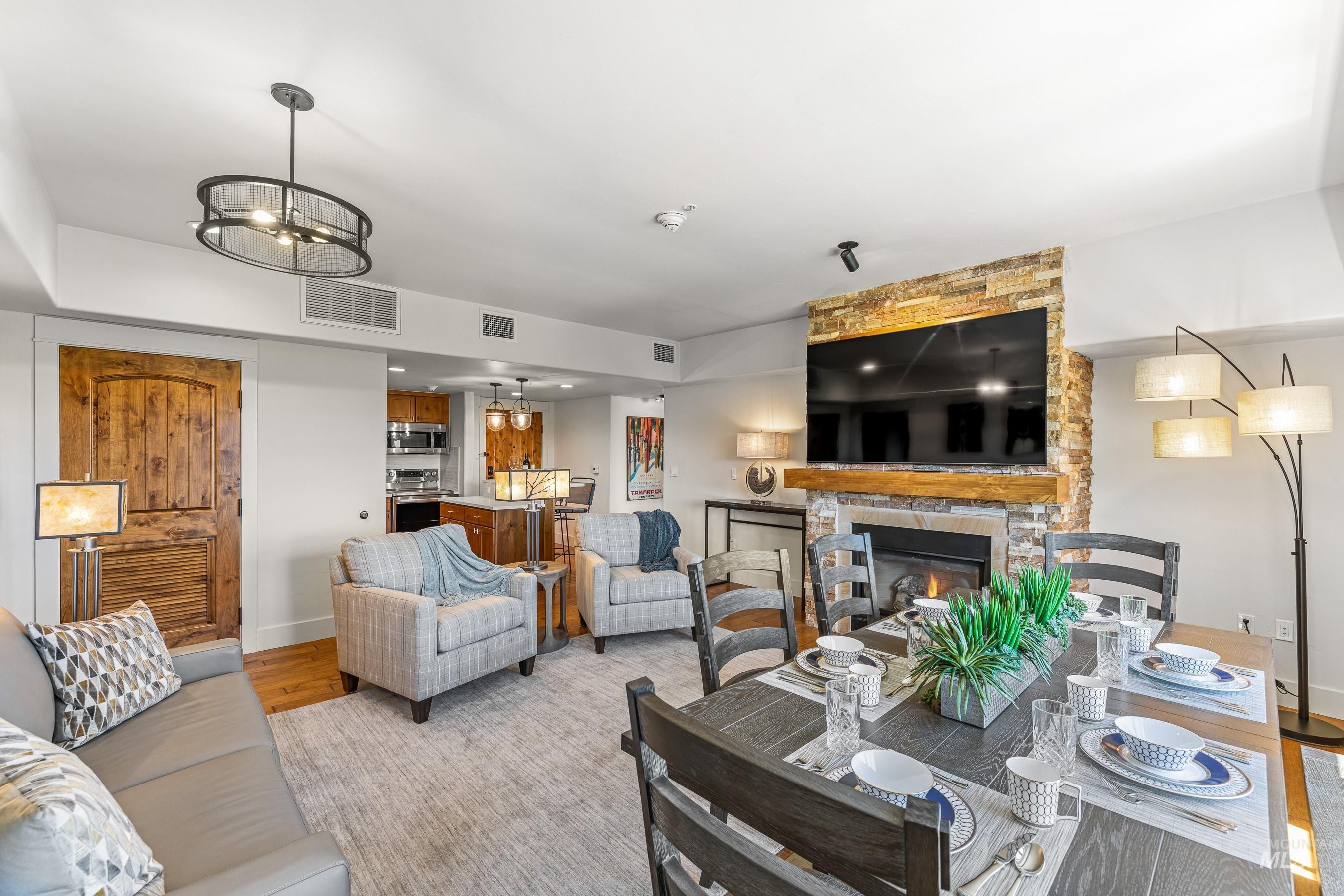 75 Arling Center Court, Donnelly, Idaho 83615, 2 Bedrooms, 2 Bathrooms, Residential For Sale, Price $1,195,000,MLS 98950745