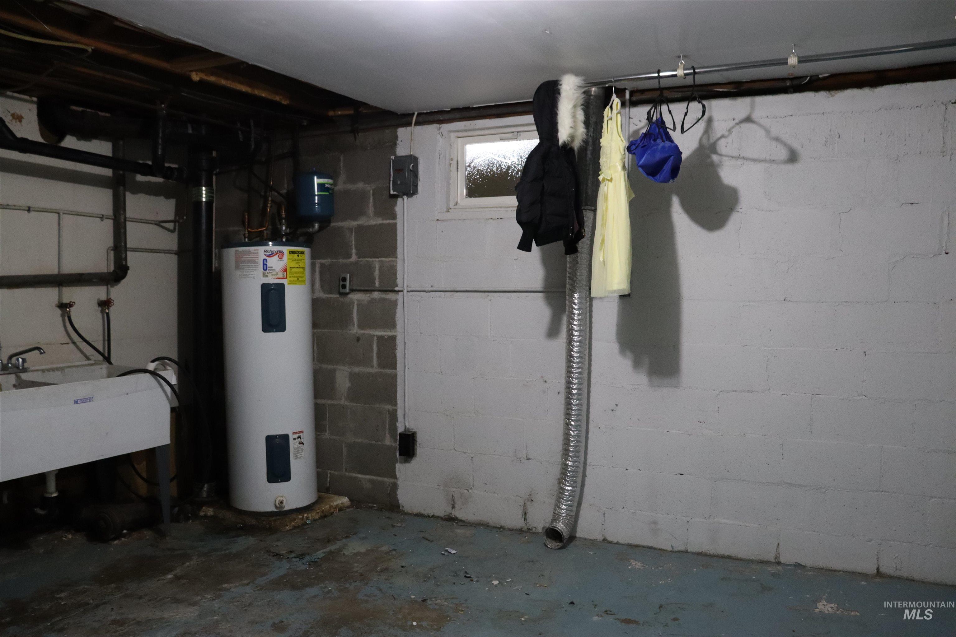 1811 17th Avenue, Lewiston, Idaho 83501, 2 Bedrooms, 1 Bathroom, Residential Income For Sale, Price $335,000,MLS 98950809