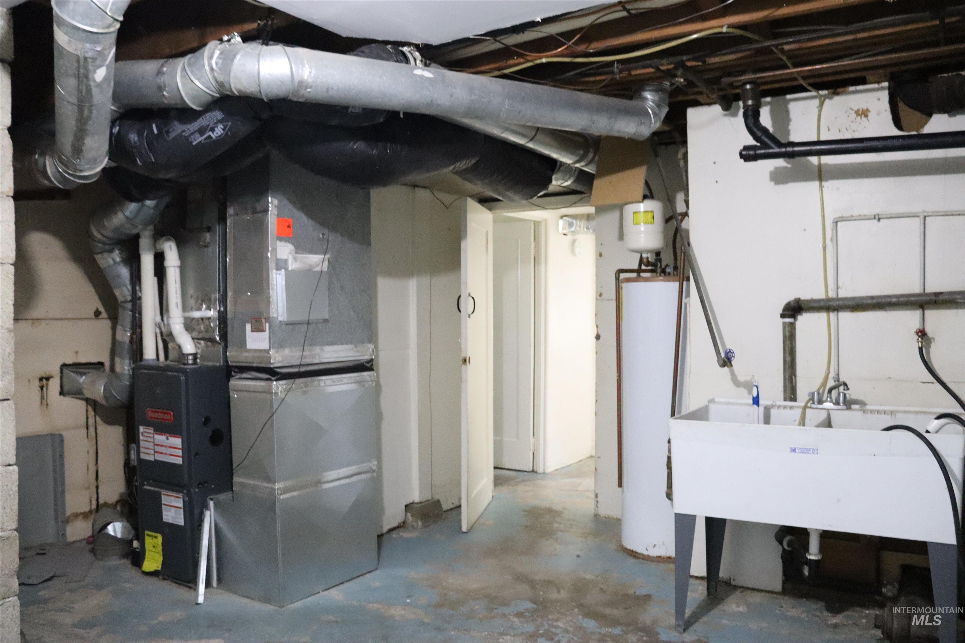 1811 17th Avenue, Lewiston, Idaho 83501, 2 Bedrooms, 1 Bathroom, Residential Income For Sale, Price $335,000,MLS 98950809