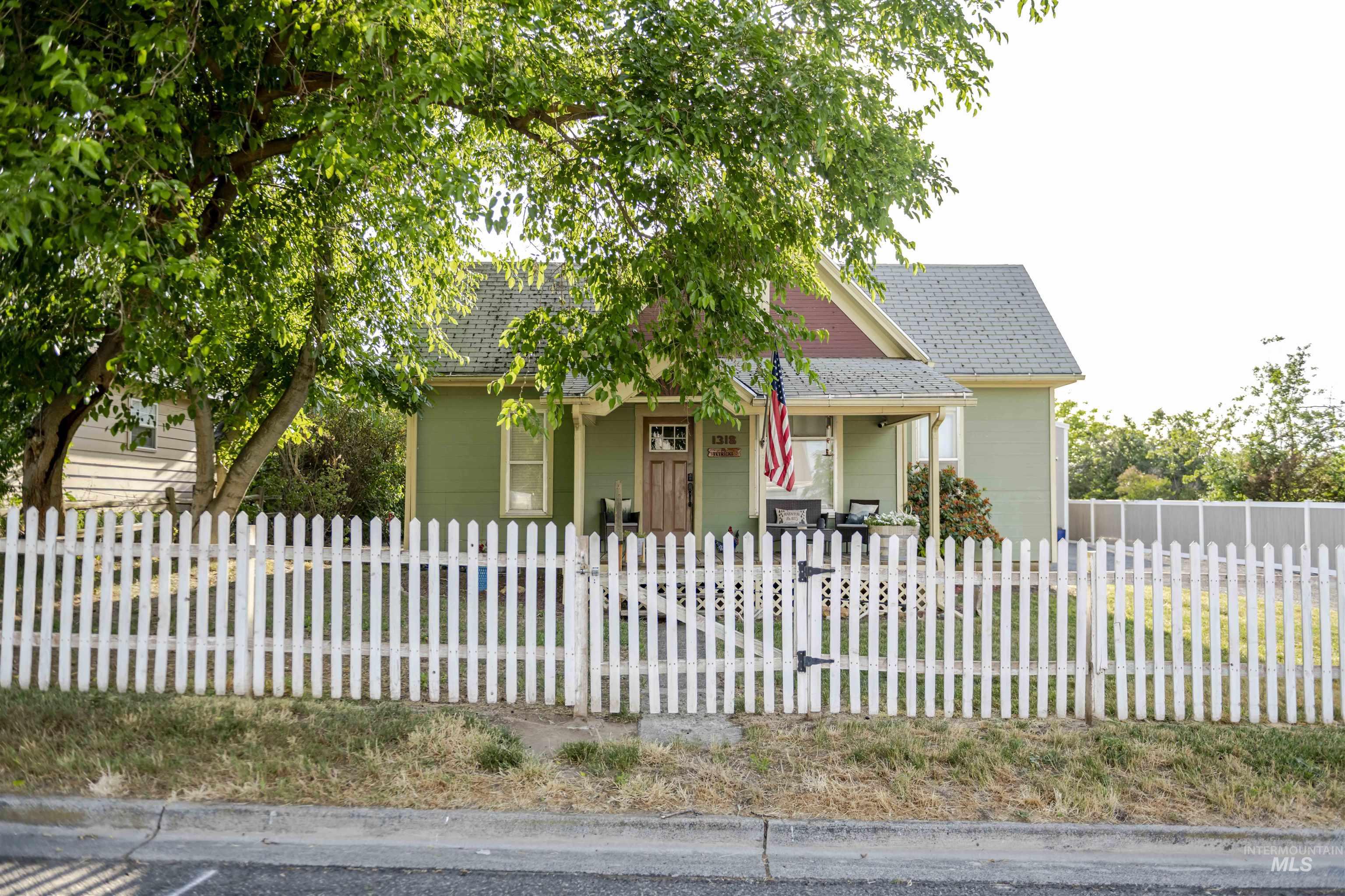 1318 McCarroll Street, Clarkston, Washington 99403, 2 Bedrooms, 1 Bathroom, Residential For Sale, Price $299,999,MLS 98950972