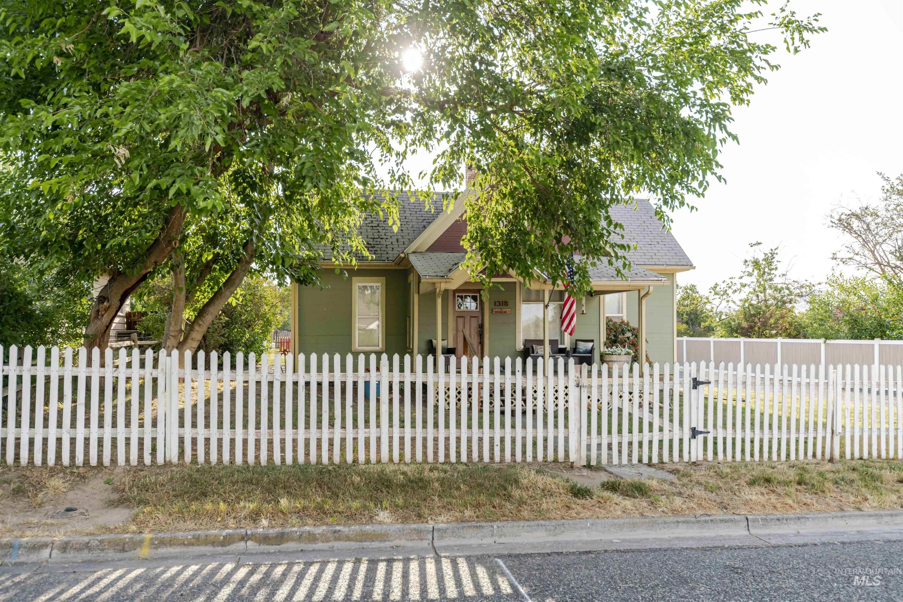 1318 McCarroll Street, Clarkston, Washington 99403, 2 Bedrooms, 1 Bathroom, Residential For Sale, Price $299,999,MLS 98950972