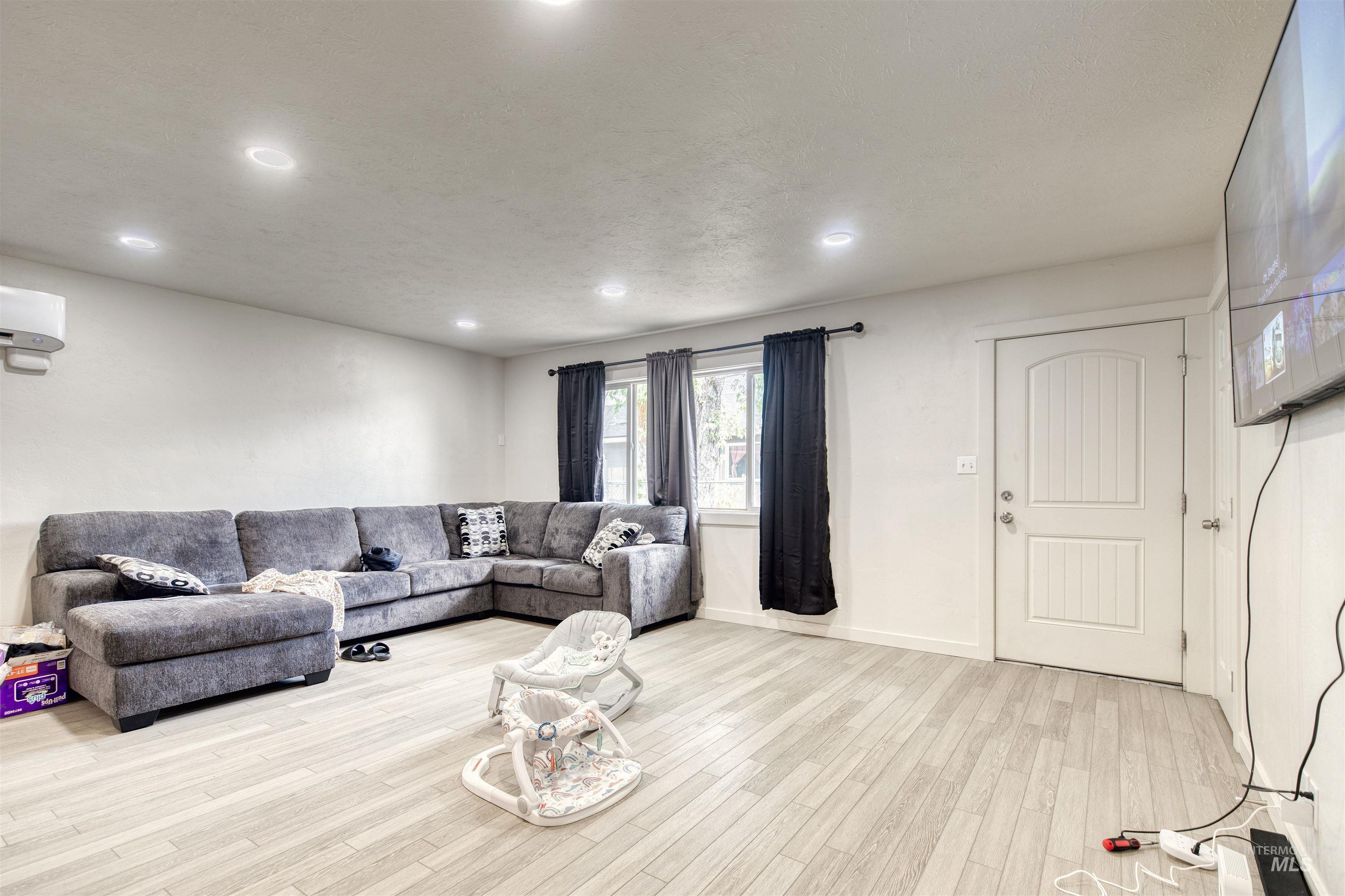 684/686 NW 6th St, Ontario, Oregon 97914, 2 Bedrooms, 1 Bathroom, Residential Income For Sale, Price $350,000,MLS 98951271