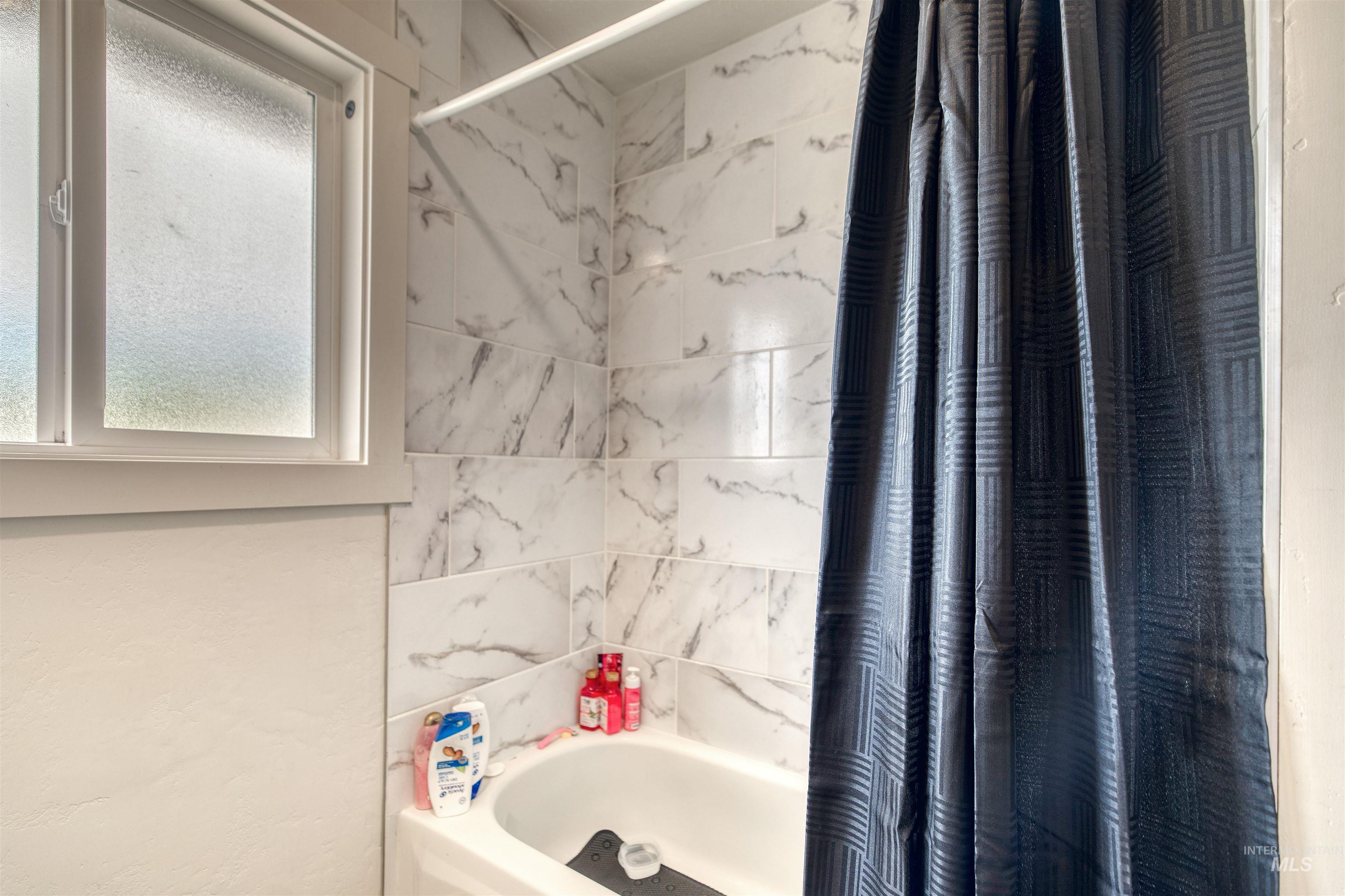 684/686 NW 6th St, Ontario, Oregon 97914, 2 Bedrooms, 1 Bathroom, Residential Income For Sale, Price $350,000,MLS 98951271