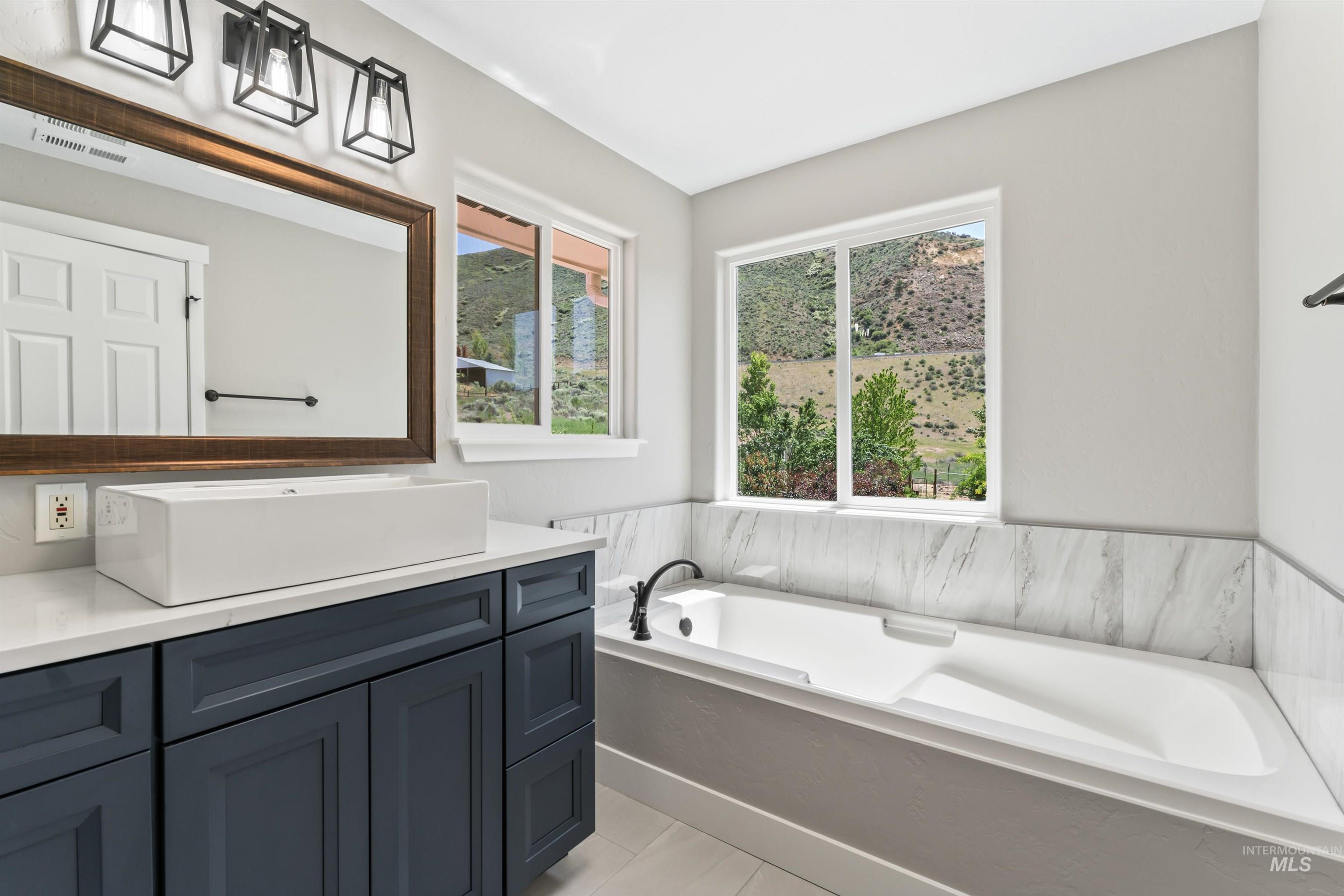 25 Horseshu Vue Circle, Horseshoe Bend, Idaho 83629, 4 Bedrooms, 3.5 Bathrooms, Residential For Sale, Price $829,900, 98951281