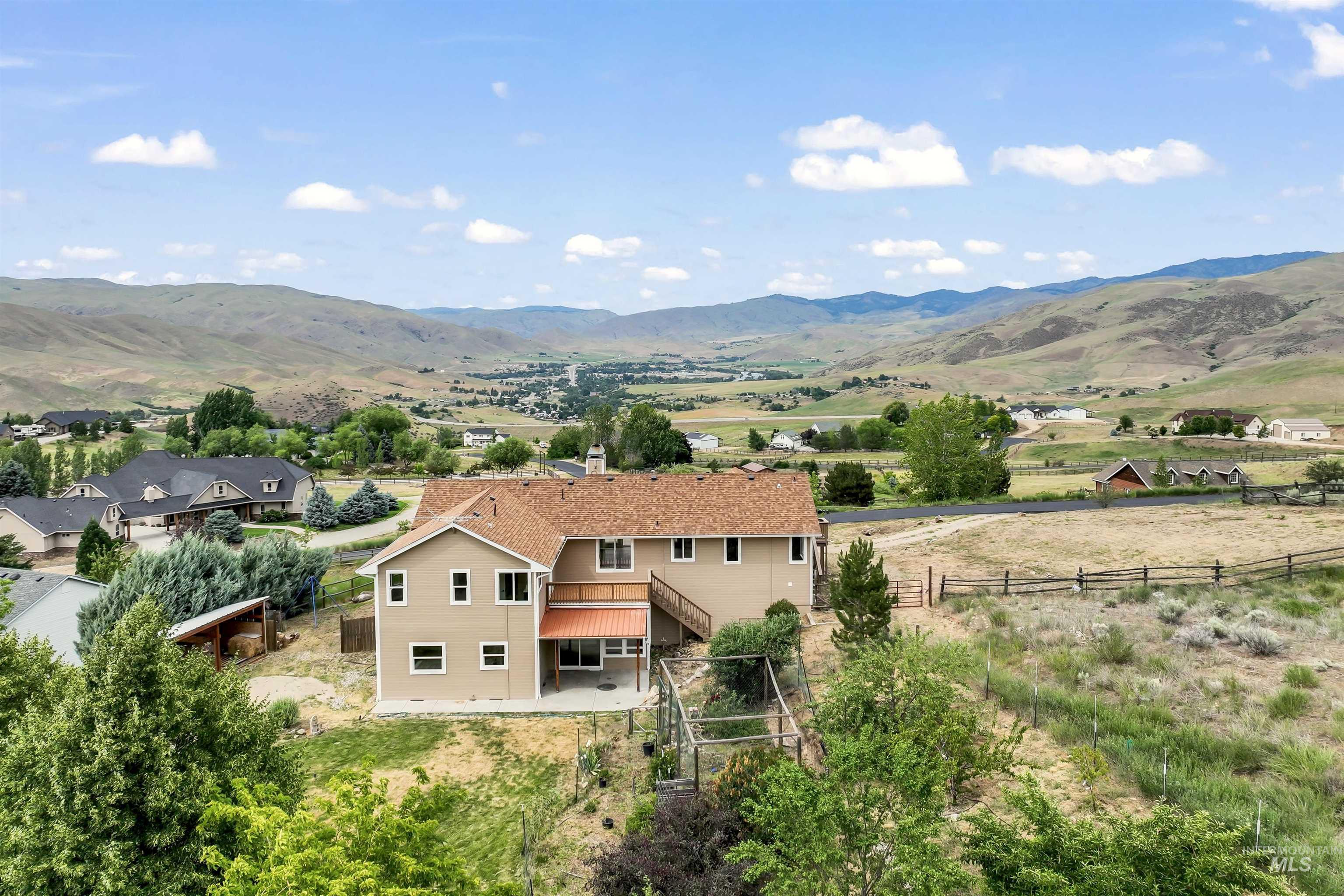 25 Horseshu Vue Circle, Horseshoe Bend, Idaho 83629, 4 Bedrooms, 3.5 Bathrooms, Residential For Sale, Price $829,900, 98951281