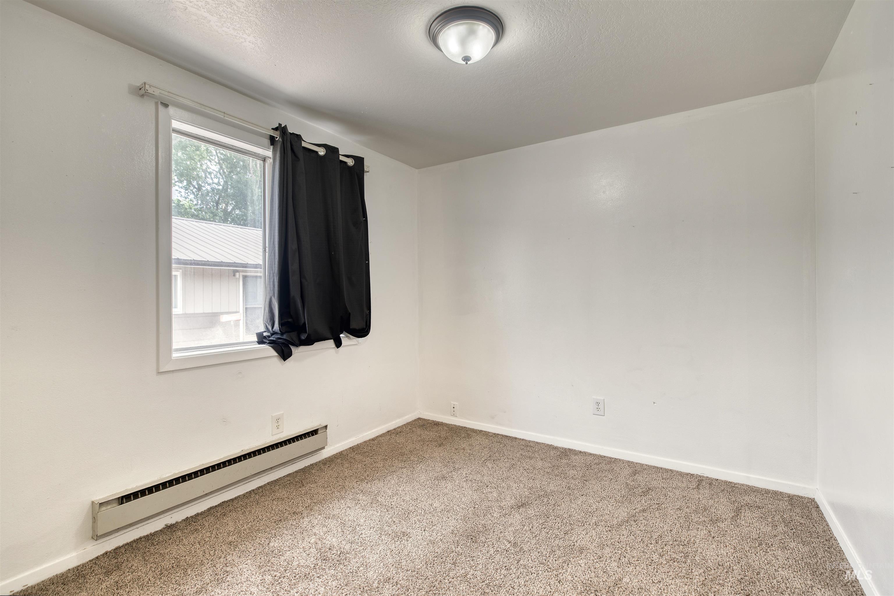 345/347 NW 7th St, Ontario, Oregon 97914, 2 Bedrooms, 1 Bathroom, Residential Income For Sale, Price $305,000,MLS 98951288