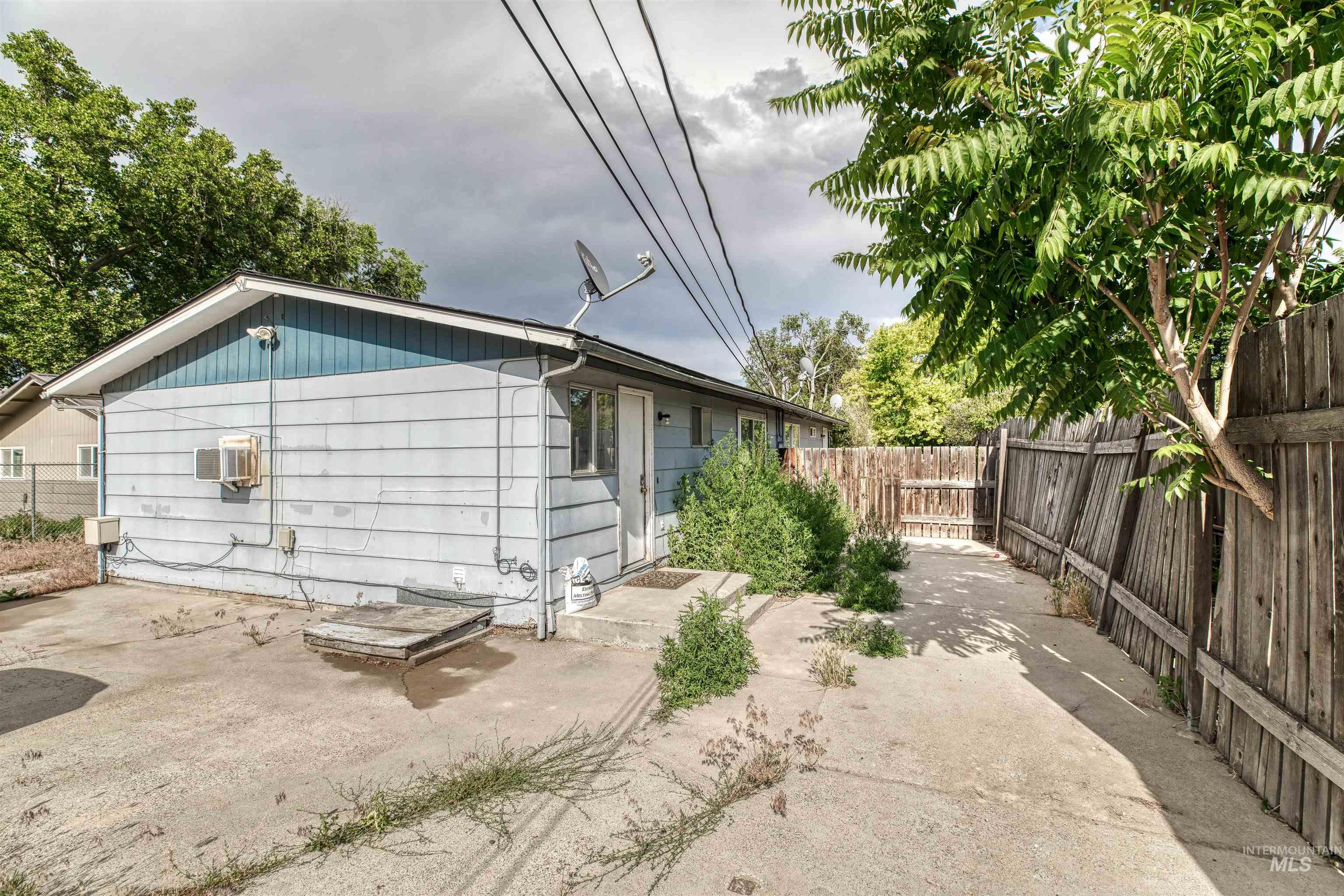 345/347 NW 7th St, Ontario, Oregon 97914, 2 Bedrooms, 1 Bathroom, Residential Income For Sale, Price $305,000,MLS 98951288