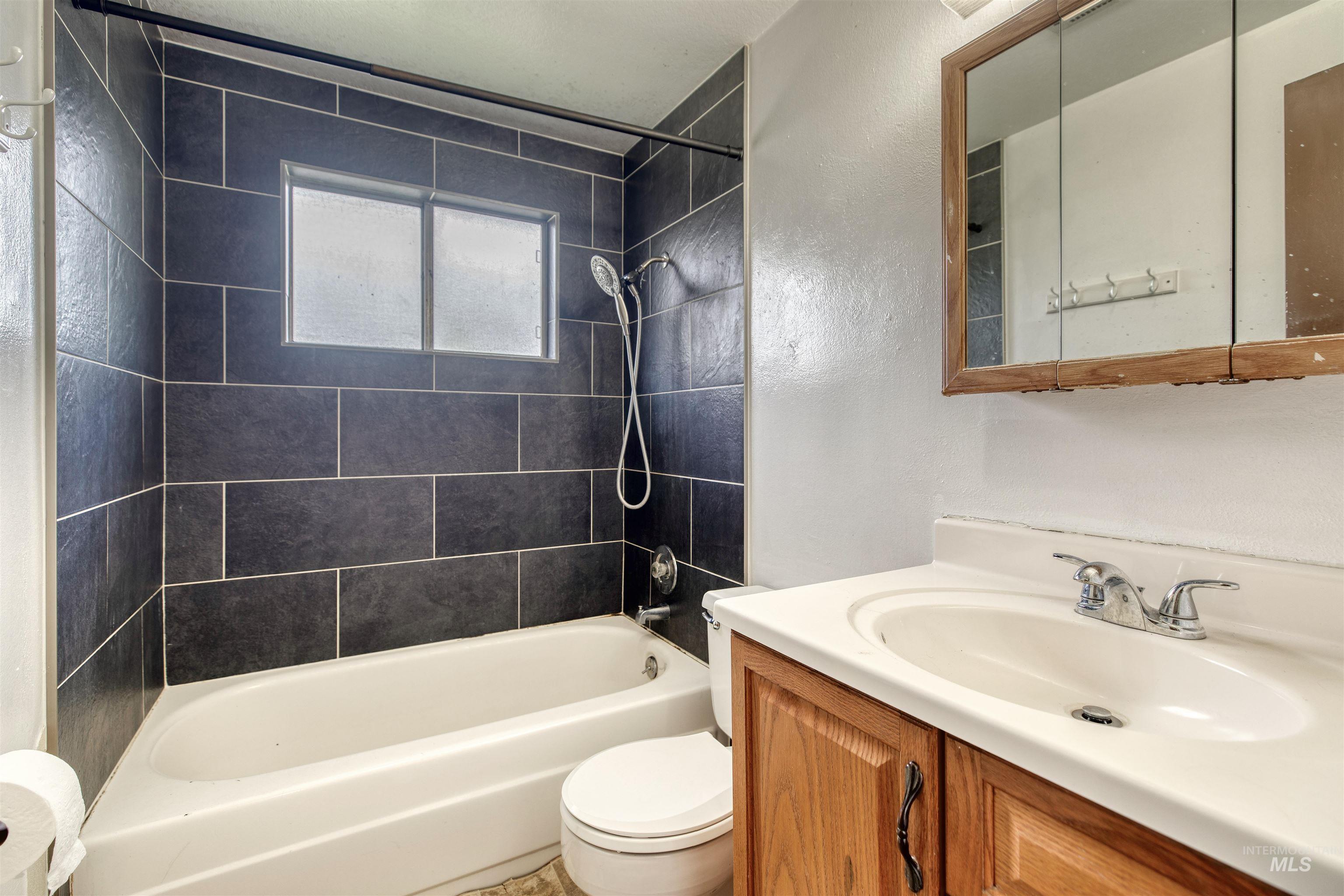 345/347 NW 7th St, Ontario, Oregon 97914, 2 Bedrooms, 1 Bathroom, Residential Income For Sale, Price $305,000,MLS 98951288