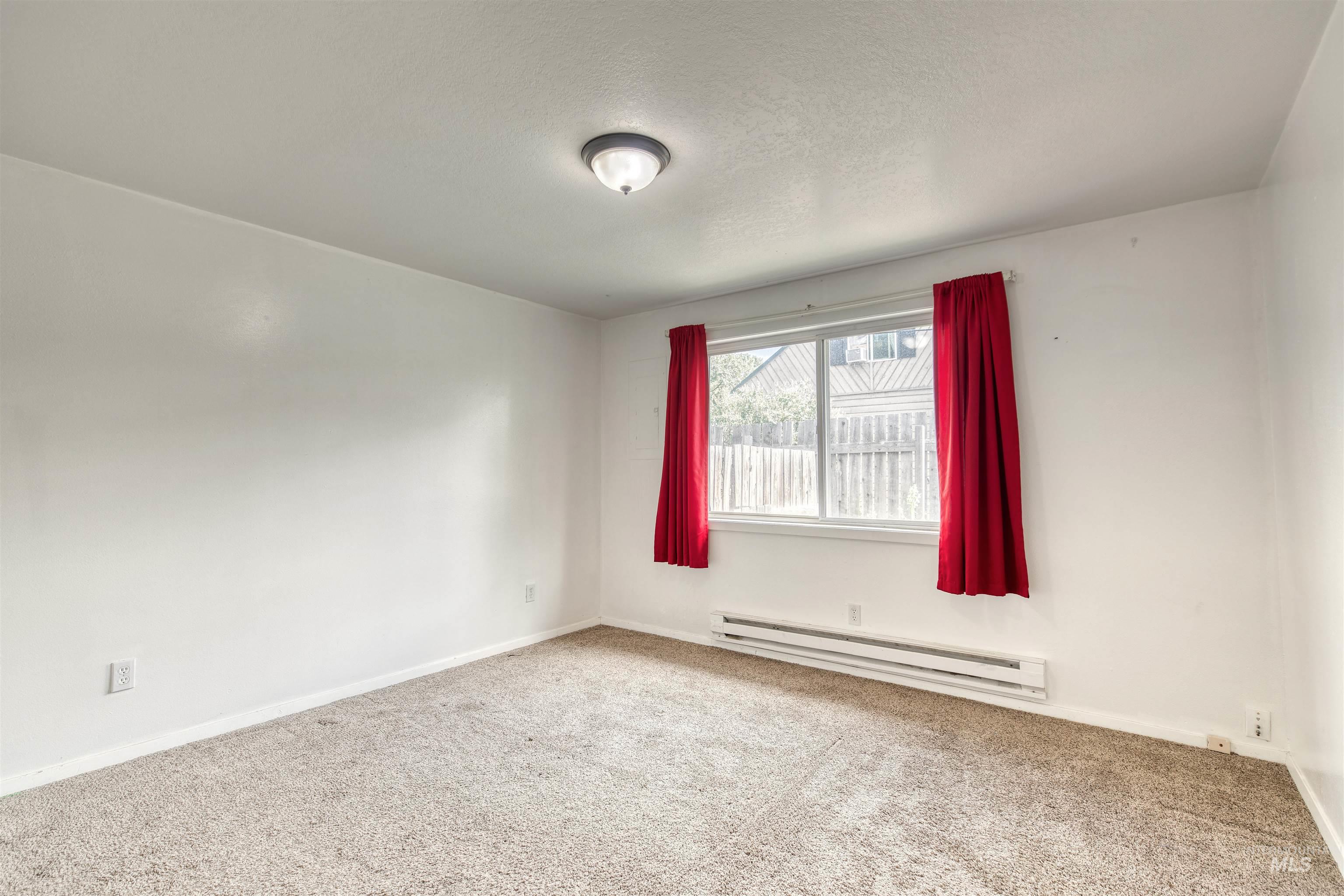 345/347 NW 7th St, Ontario, Oregon 97914, 2 Bedrooms, 1 Bathroom, Residential Income For Sale, Price $305,000,MLS 98951288