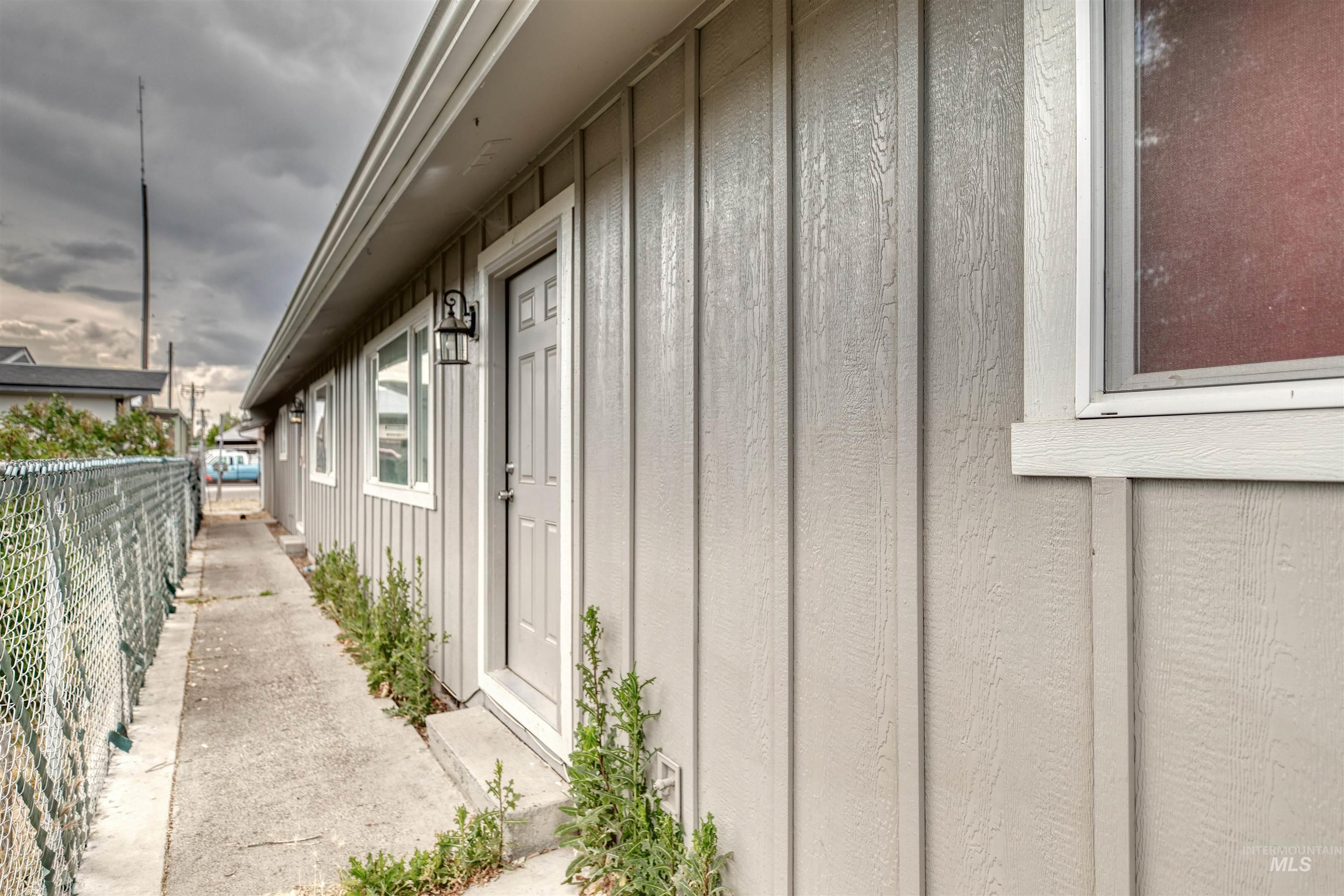 650/652 NW 6th St, Ontario, Oregon 97914, 2 Bedrooms, 1 Bathroom, Residential Income For Sale, Price $350,000,MLS 98951289