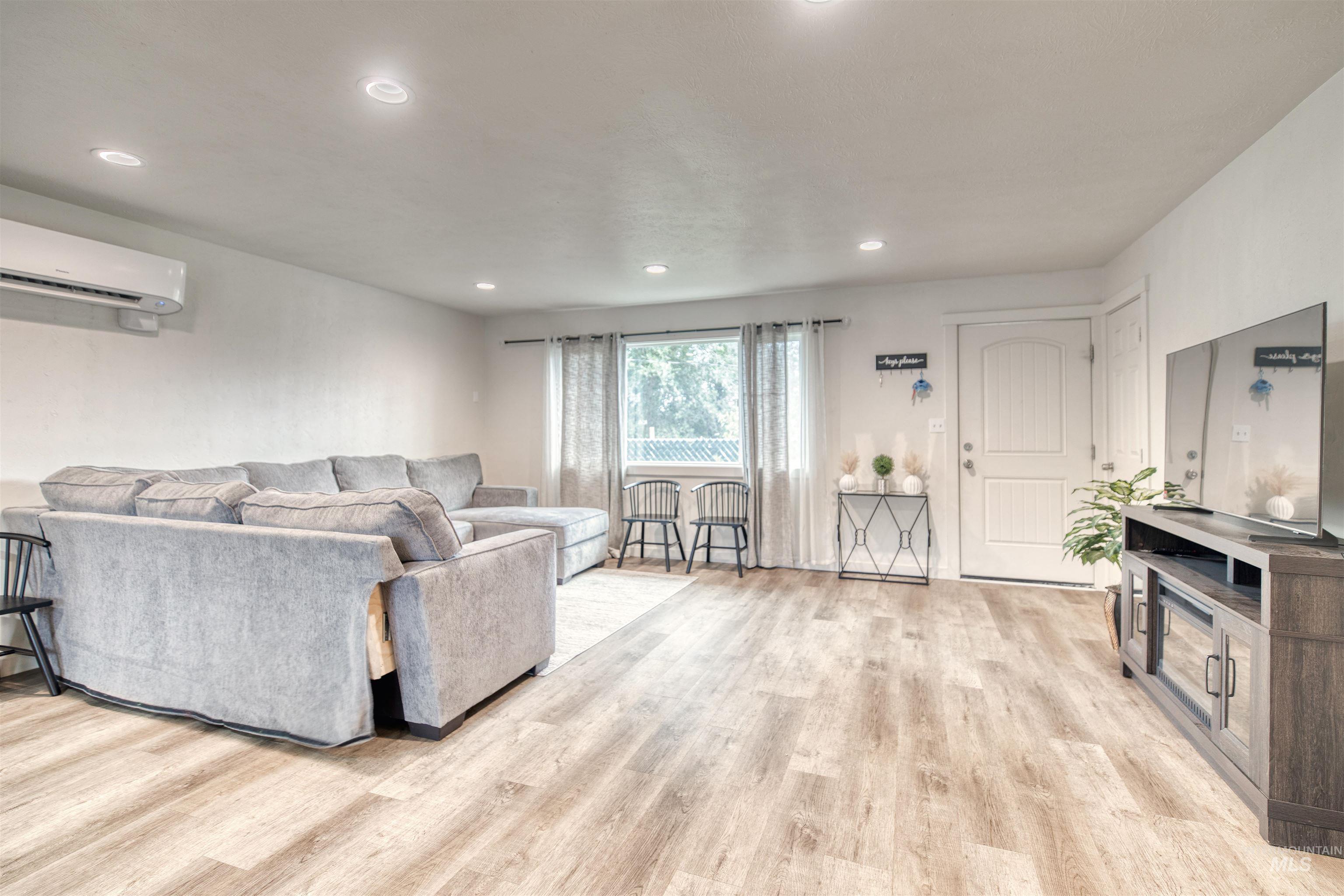 650/652 NW 6th St, Ontario, Oregon 97914, 2 Bedrooms, 1 Bathroom, Residential Income For Sale, Price $350,000,MLS 98951289