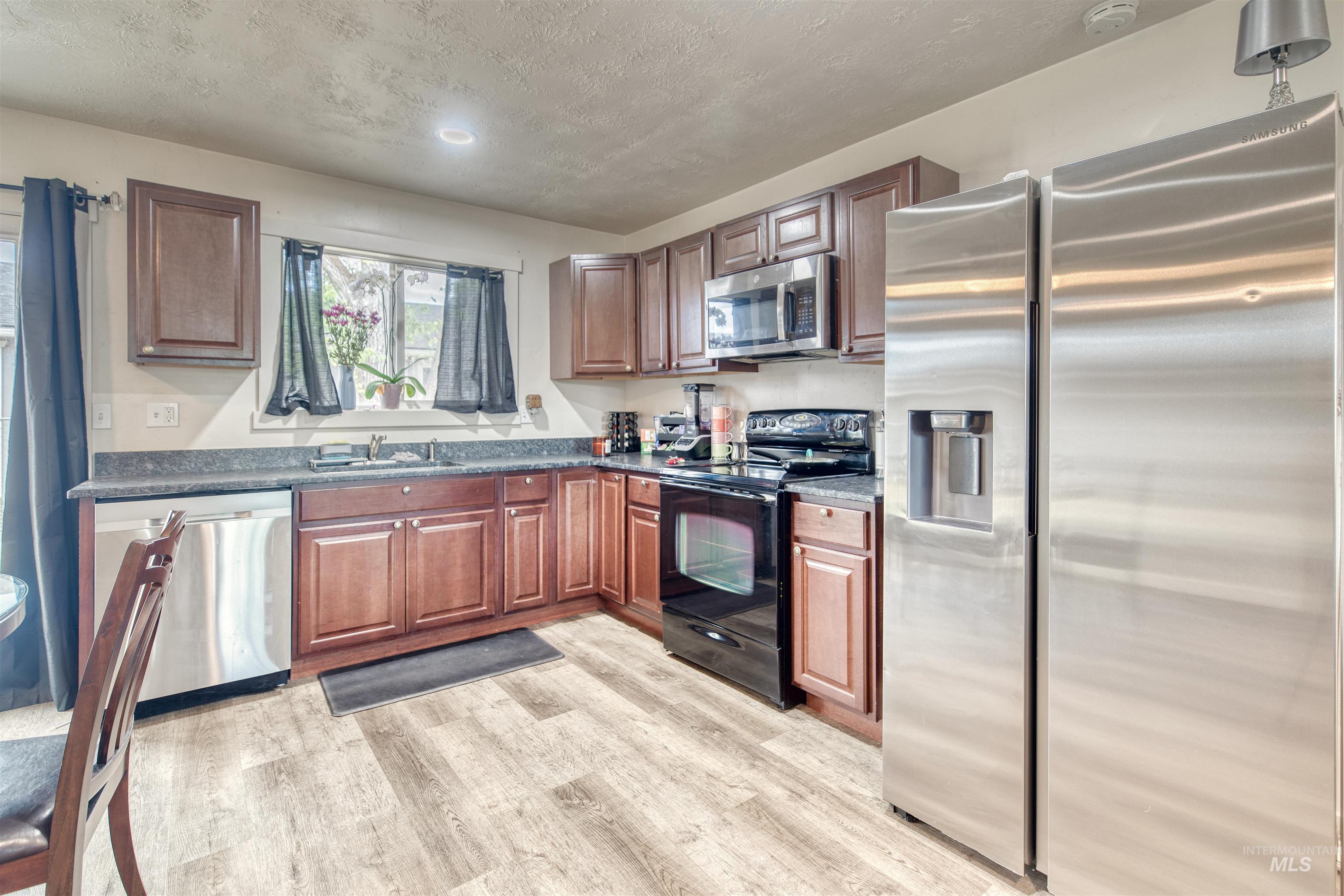 650/652 NW 6th St, Ontario, Oregon 97914, 2 Bedrooms, 1 Bathroom, Residential Income For Sale, Price $350,000,MLS 98951289