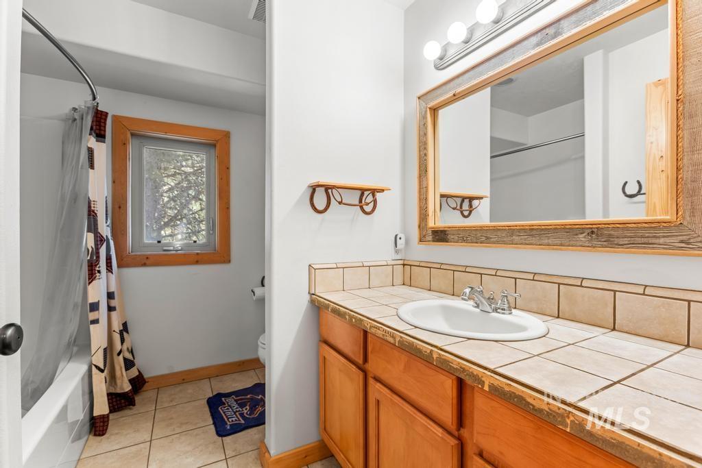 10389 Gamann Dr, Cascade, Idaho 83611-5441, 3 Bedrooms, 2.5 Bathrooms, Residential For Sale, Price $800,000,MLS 98951415