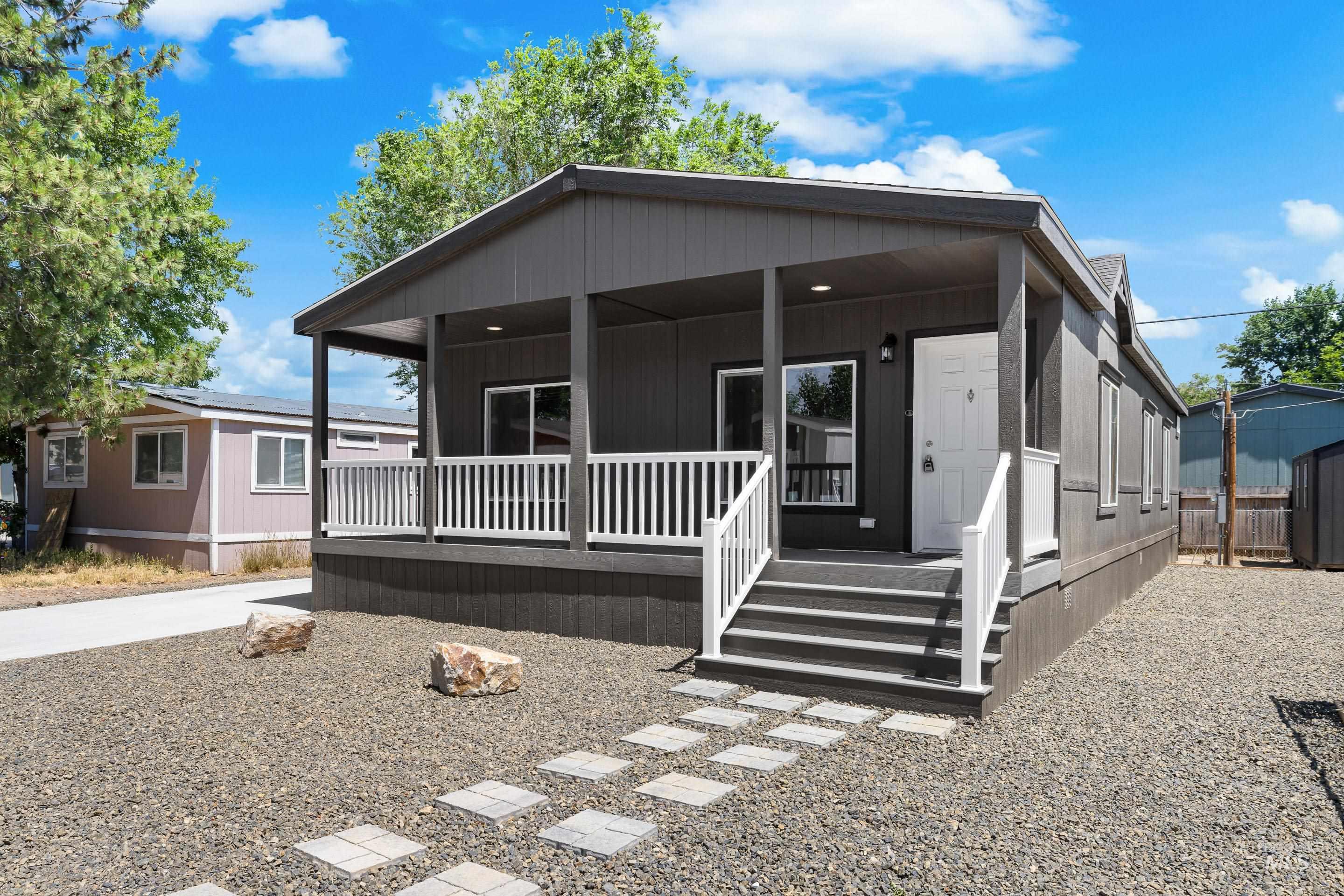Manufactured / mobile home featuring covered porch