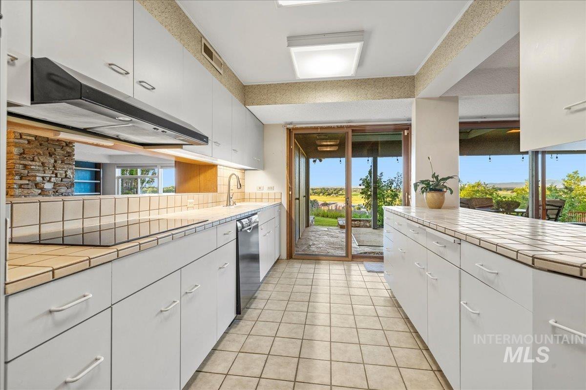 2401 Terrace Drive, Caldwell, Idaho 83605, 2 Bedrooms, 3 Bathrooms, Residential For Sale, Price $629,000,MLS 98951766