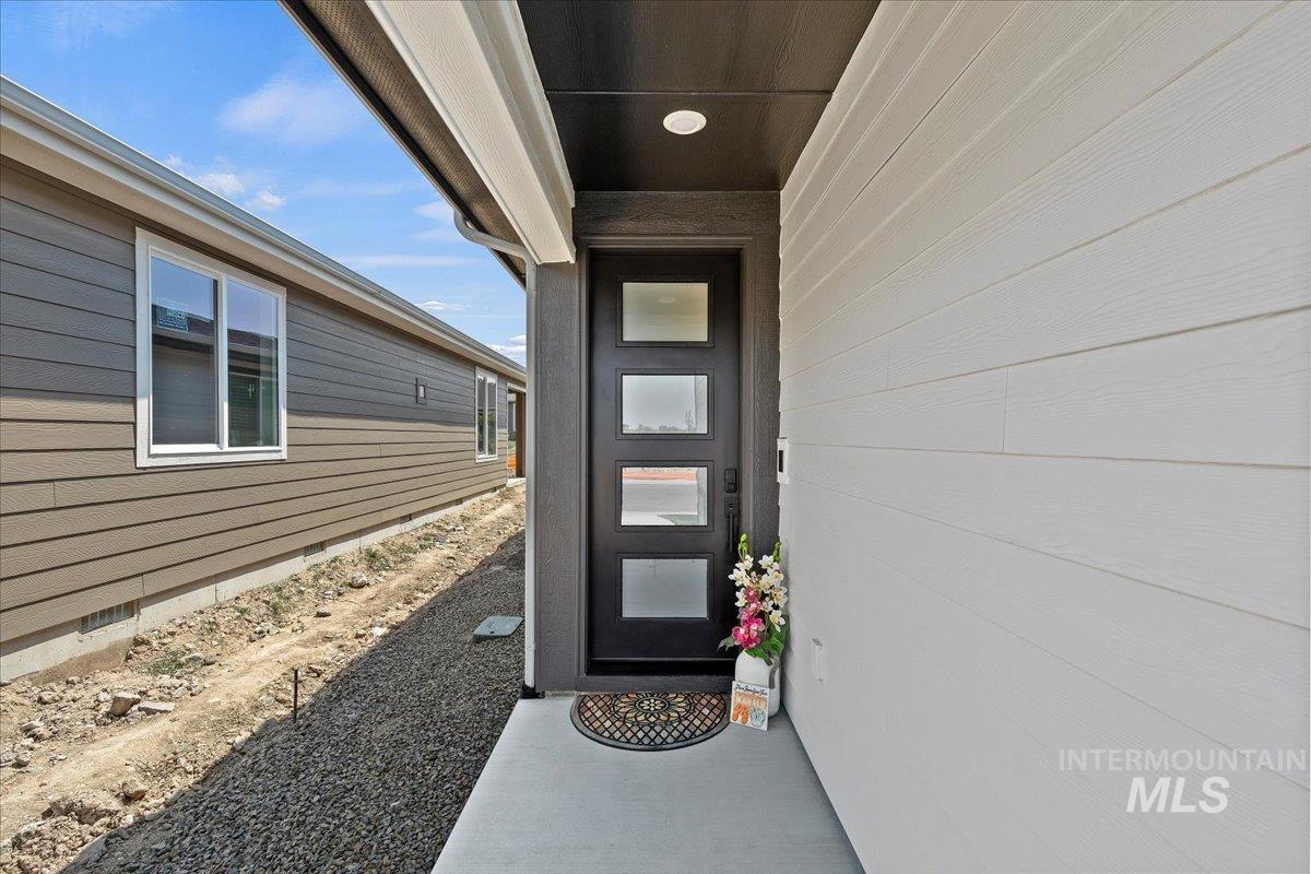 12136 S Glory Ln, Kuna, Idaho 83634-2769, 2 Bedrooms, 2 Bathrooms, Residential For Sale, Price $499,900,MLS 98951844