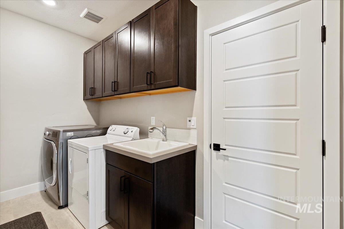 12136 S Glory Ln, Kuna, Idaho 83634-2769, 2 Bedrooms, 2 Bathrooms, Residential For Sale, Price $499,900,MLS 98951844