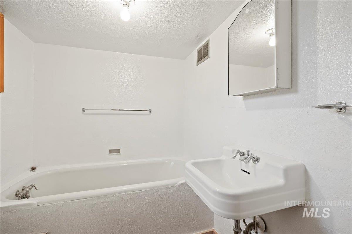 234 N Idaho St., Wendell, Idaho 83355, 4 Bedrooms, 3 Bathrooms, Residential For Sale, Price $399,000,MLS 98952382