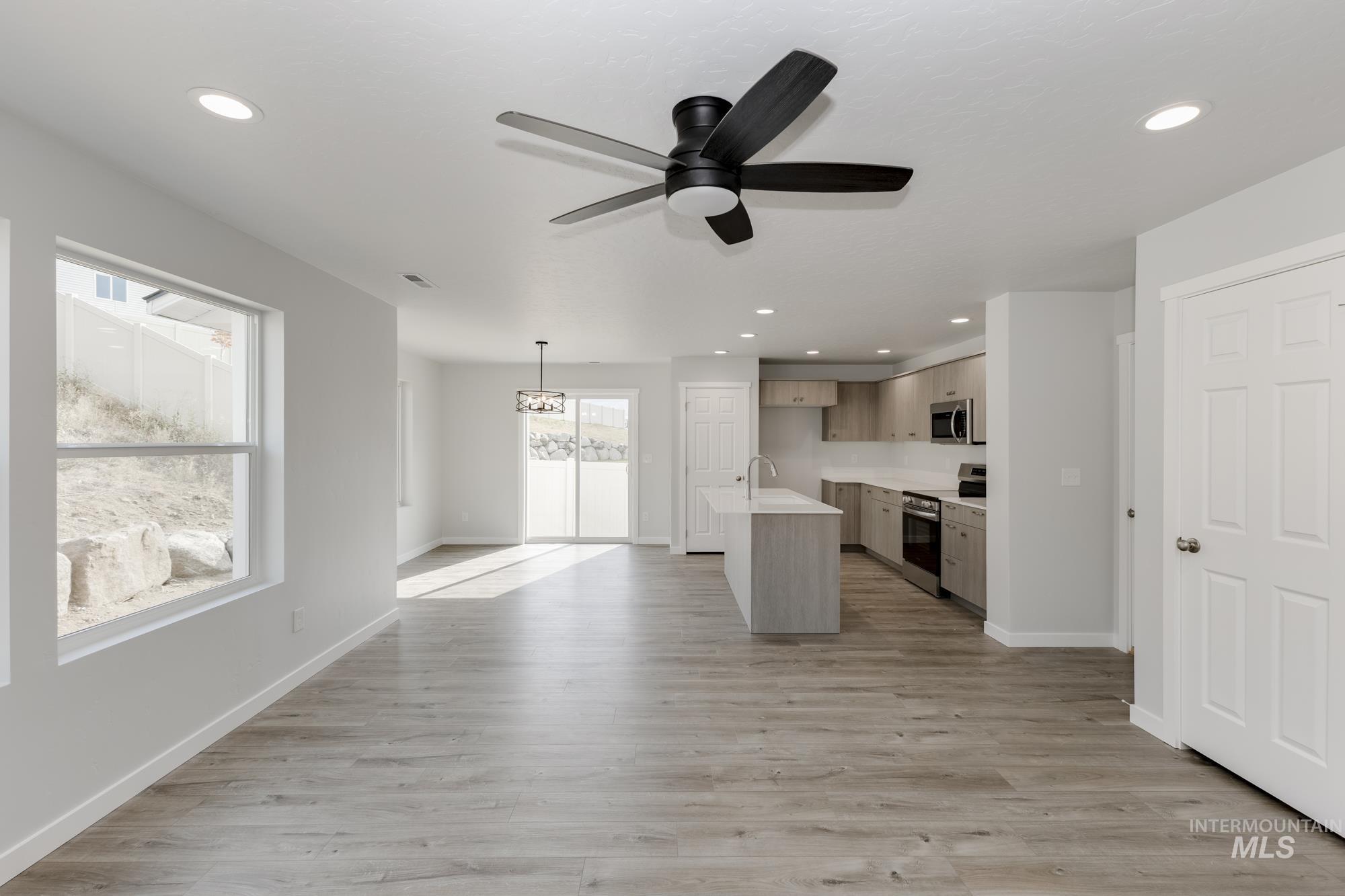 216 Moose St, Horseshoe Bend, Idaho 83629, 3 Bedrooms, 2.5 Bathrooms, Residential For Sale, Price $354,990,MLS 98952484