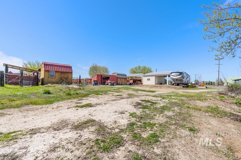View of yard featuring an outdoor structure