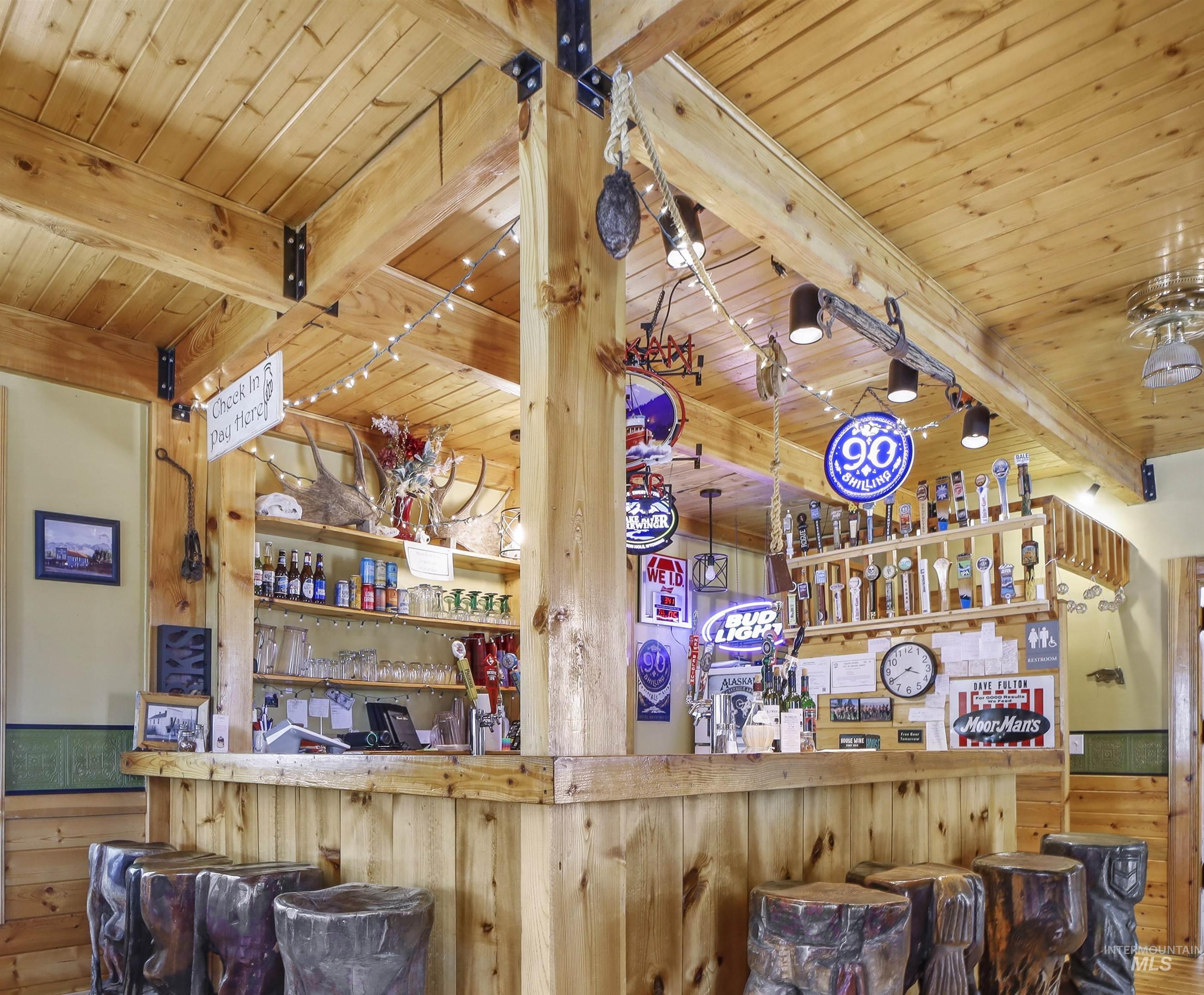 418 Spruce St, Mackay, Idaho 83251, 10 Bedrooms, 5 Rooms, Business/Commercial For Sale, Price $499,999,MLS 98952904