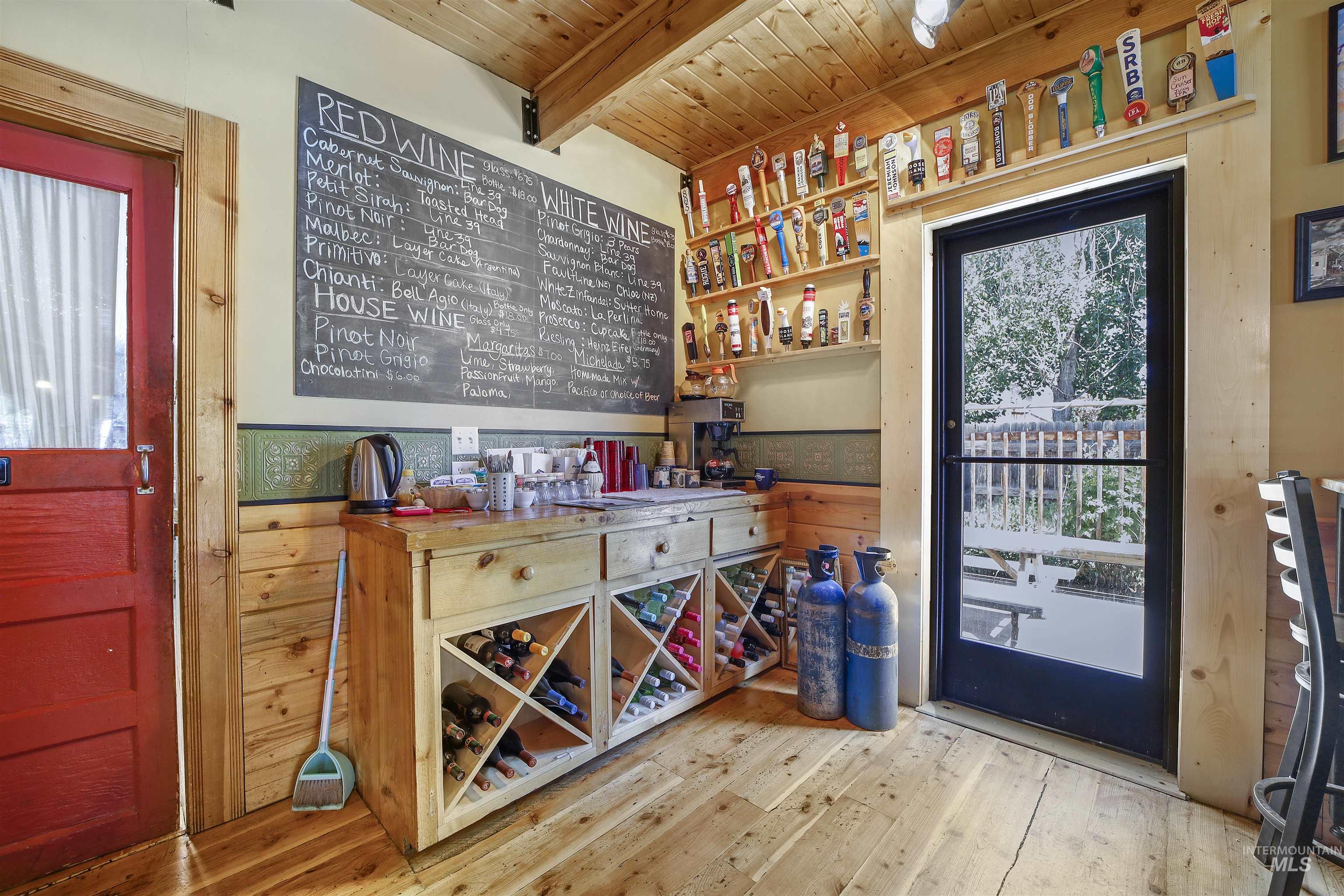 418 Spruce St, Mackay, Idaho 83251, 10 Bedrooms, 5 Rooms, Business/Commercial For Sale, Price $499,999,MLS 98952904