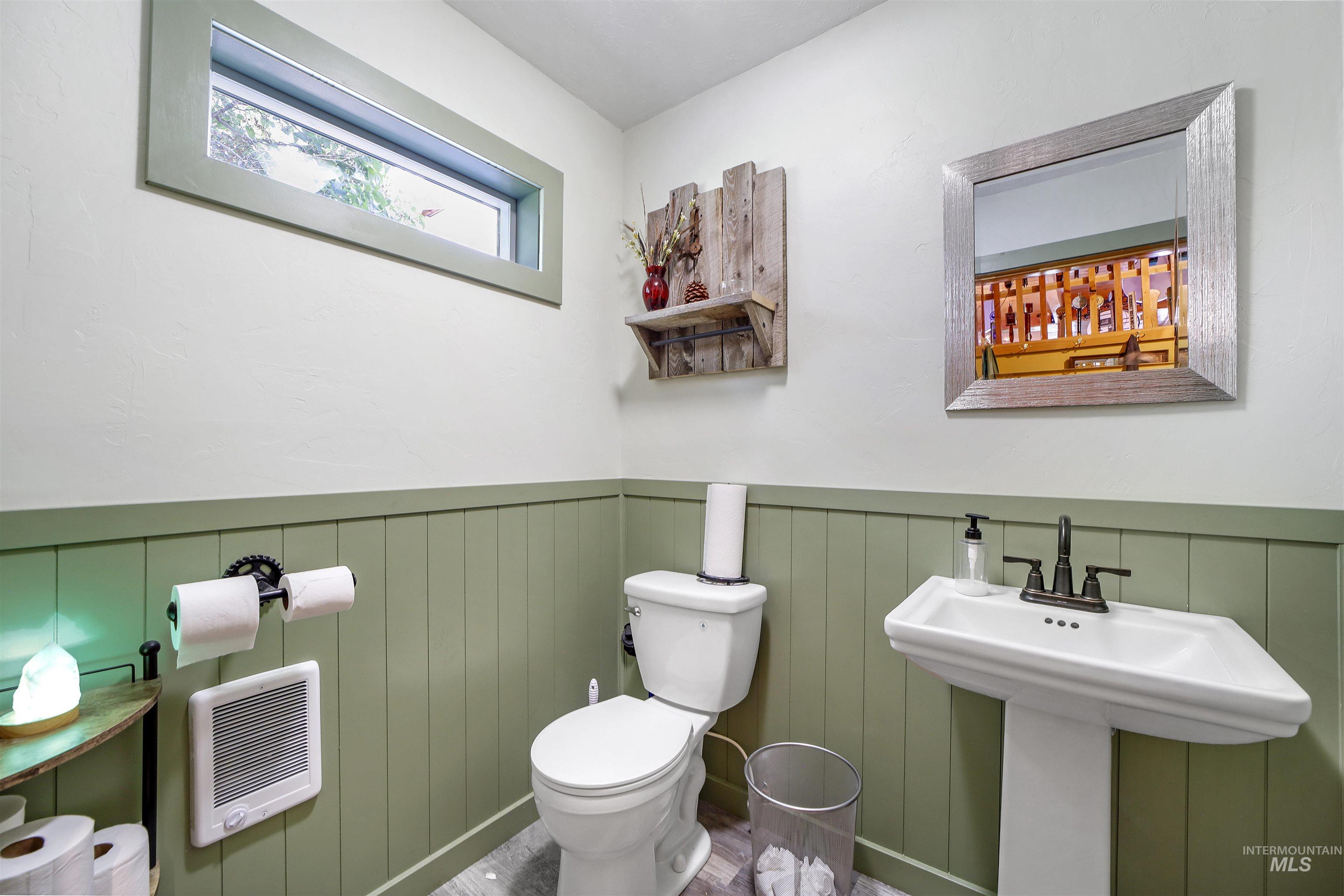 418 Spruce St, Mackay, Idaho 83251, 10 Bedrooms, 5 Rooms, Business/Commercial For Sale, Price $499,999,MLS 98952904