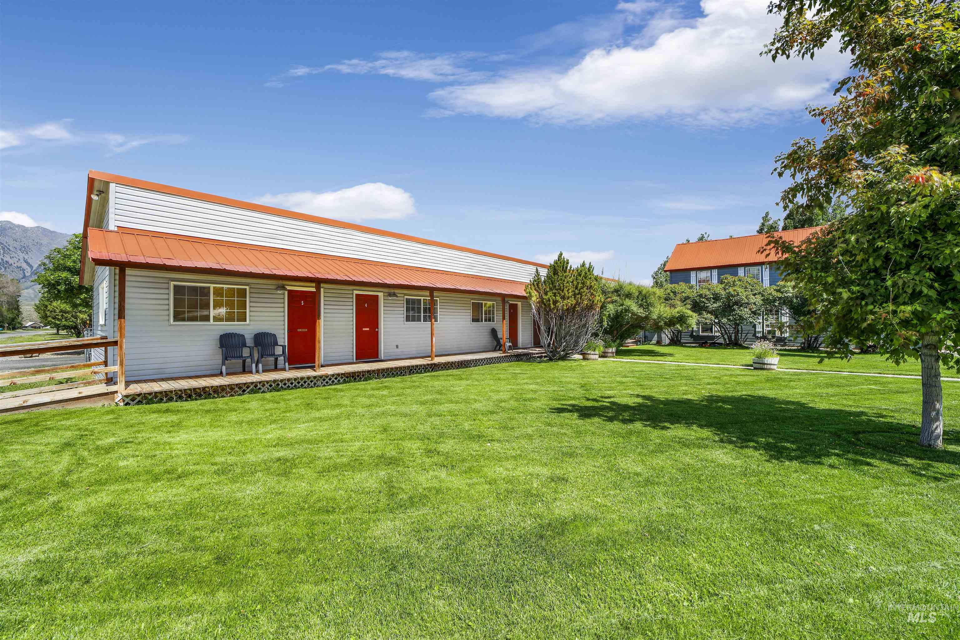 418 Spruce St, Mackay, Idaho 83251, 10 Bedrooms, 5 Rooms, Business/Commercial For Sale, Price $499,999,MLS 98952904