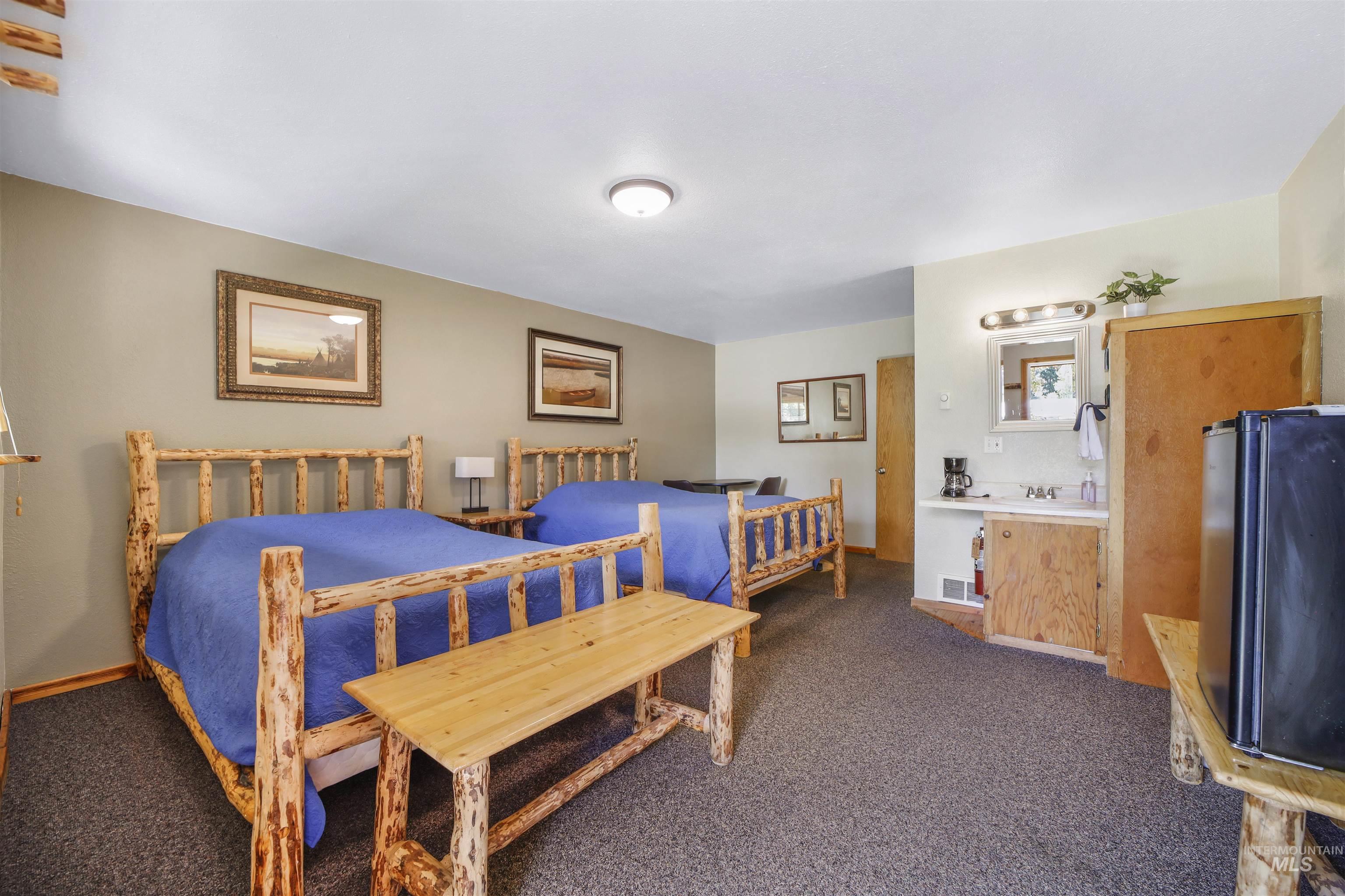 418 Spruce St, Mackay, Idaho 83251, 10 Bedrooms, 5 Rooms, Business/Commercial For Sale, Price $499,999,MLS 98952904