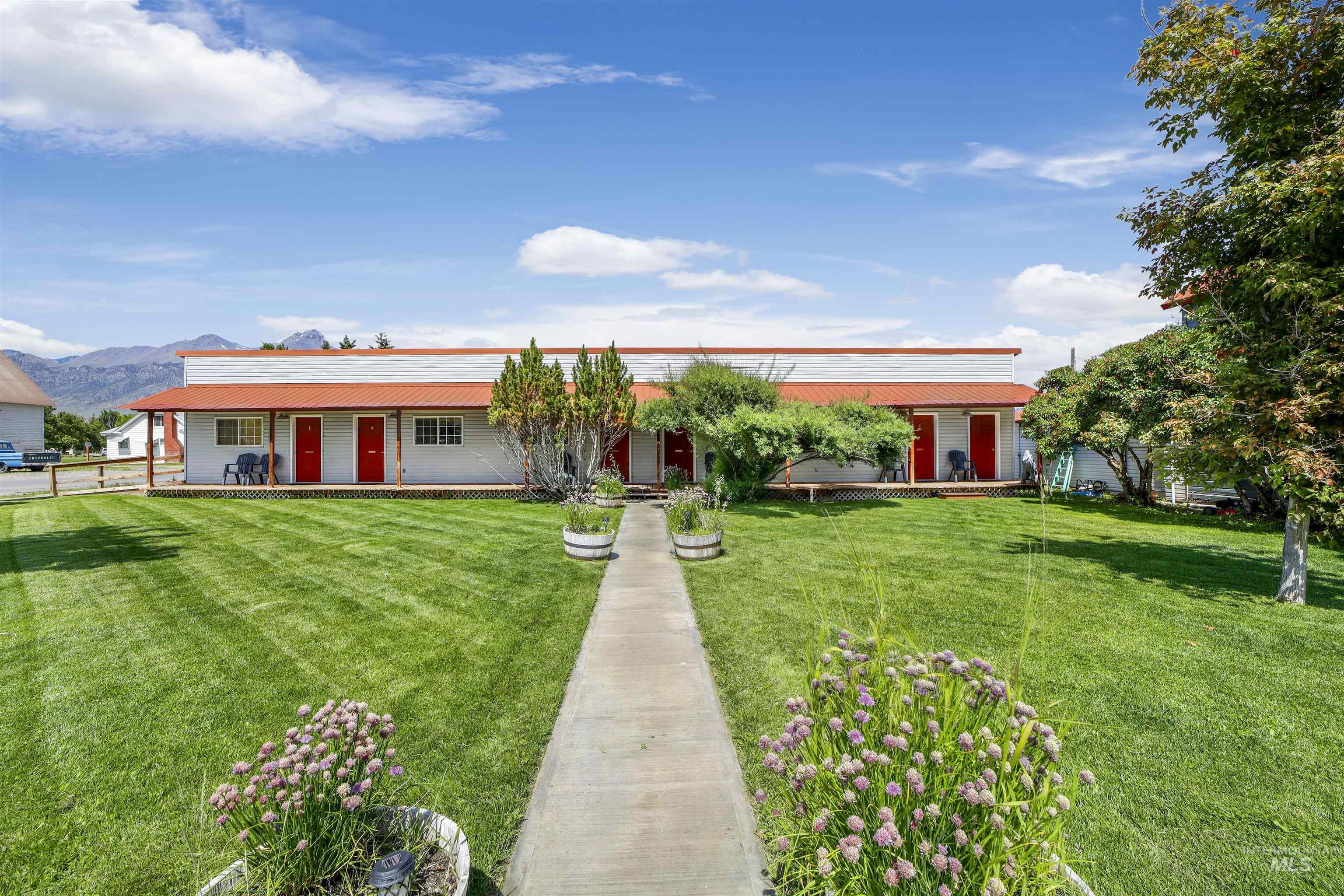 418 Spruce St, Mackay, Idaho 83251, 10 Bedrooms, 5 Rooms, Business/Commercial For Sale, Price $499,999,MLS 98952904