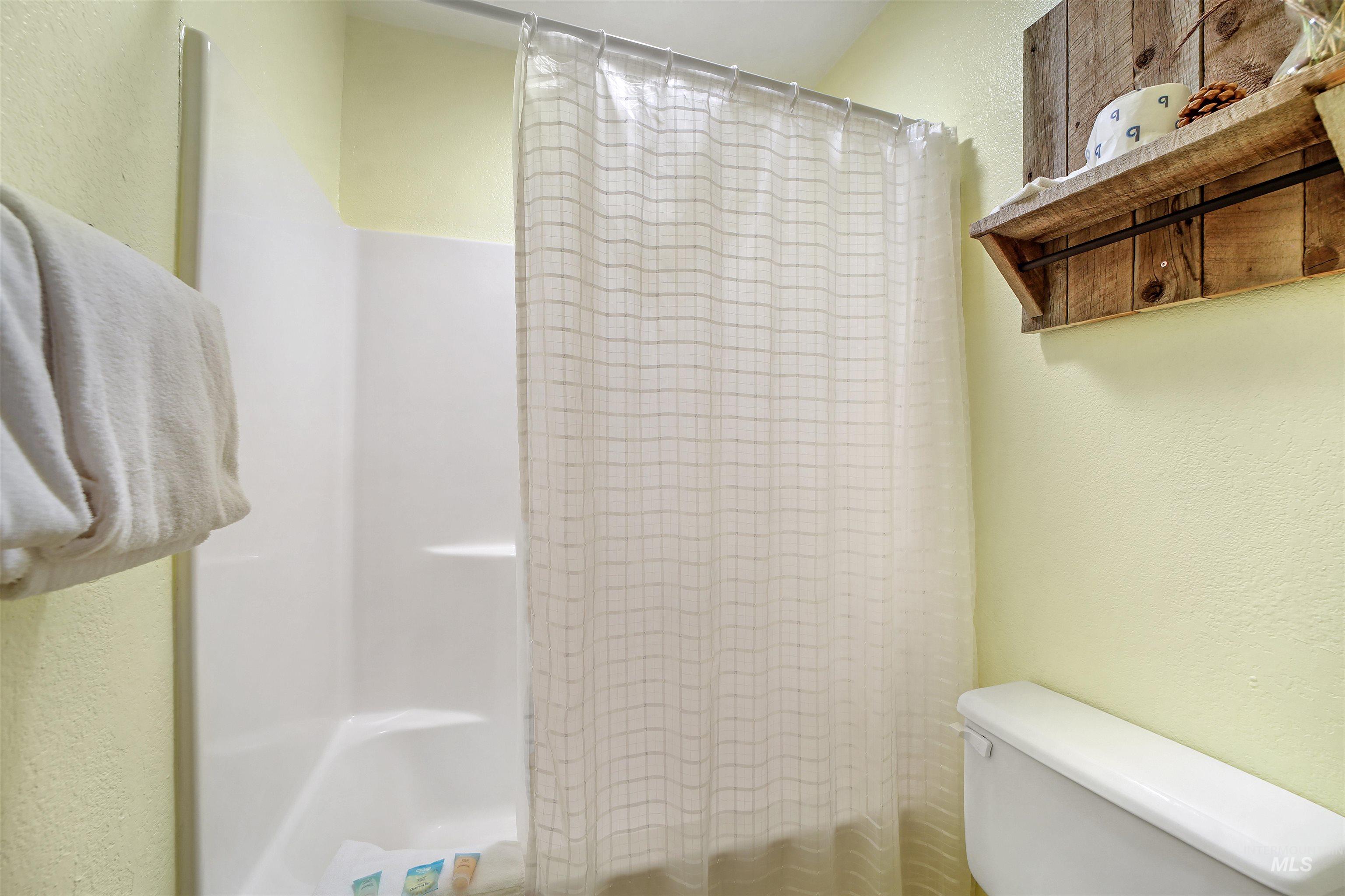 418 Spruce St, Mackay, Idaho 83251, 10 Bedrooms, 5 Rooms, Business/Commercial For Sale, Price $499,999,MLS 98952904