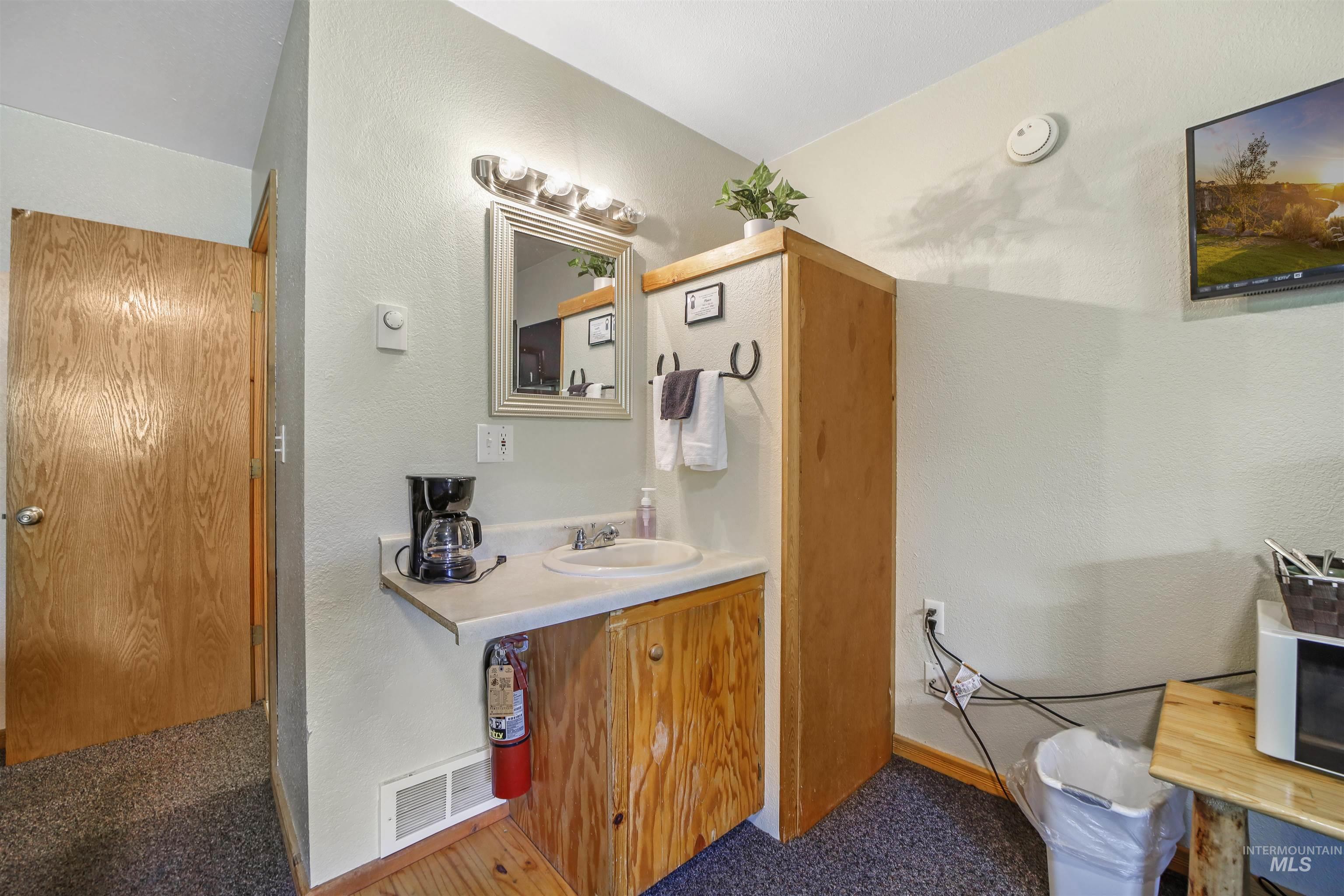 418 Spruce St, Mackay, Idaho 83251, 10 Bedrooms, 5 Rooms, Business/Commercial For Sale, Price $499,999,MLS 98952904