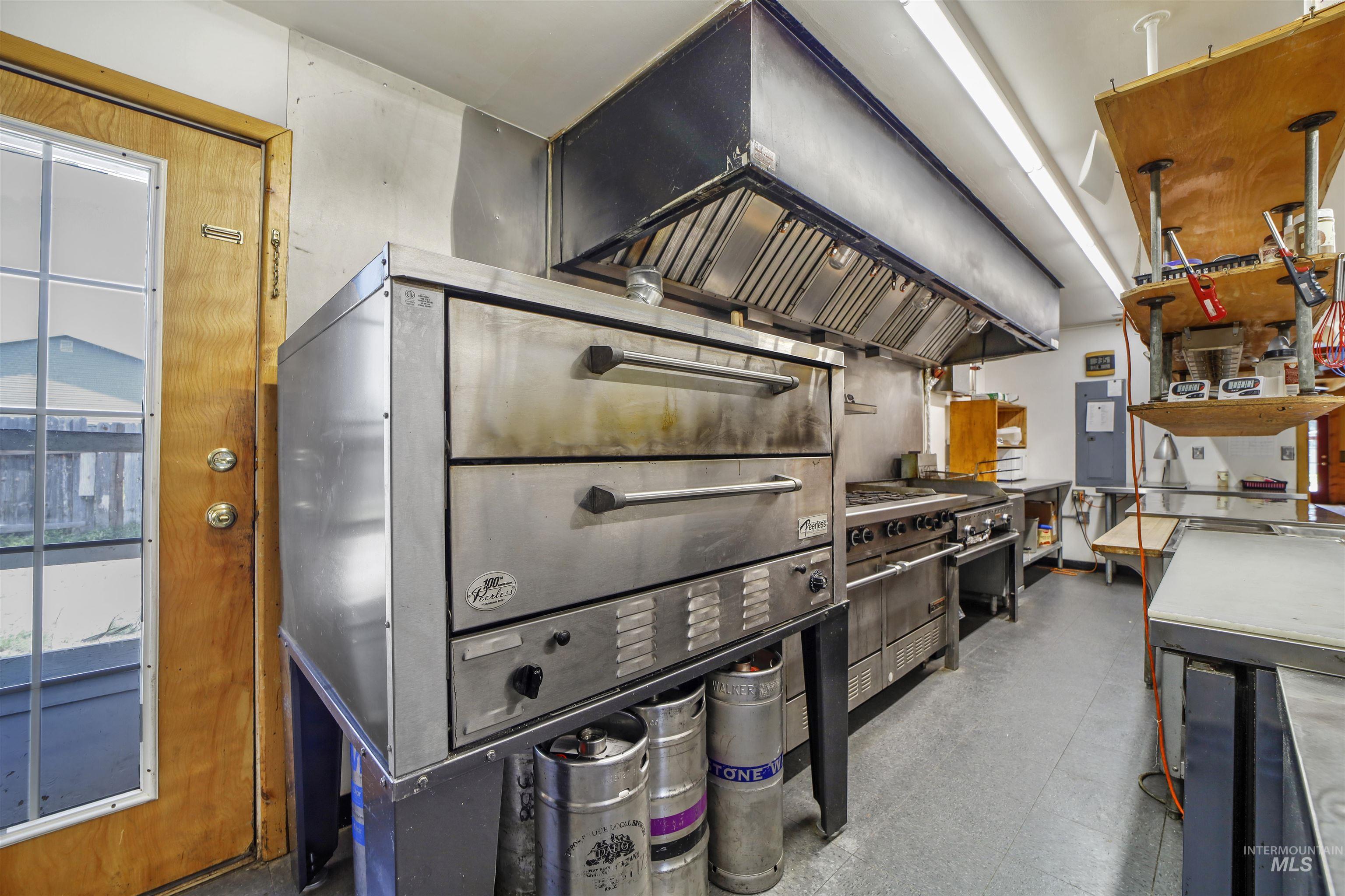 418 Spruce St, Mackay, Idaho 83251, 10 Bedrooms, 5 Rooms, Business/Commercial For Sale, Price $499,999,MLS 98952904