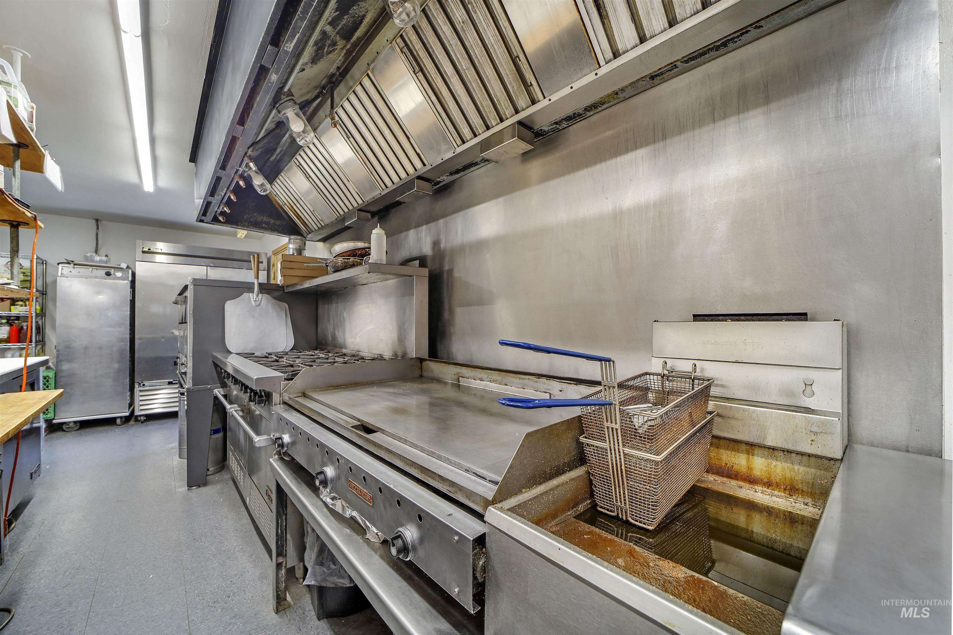 418 Spruce St, Mackay, Idaho 83251, 10 Bedrooms, 5 Rooms, Business/Commercial For Sale, Price $499,999,MLS 98952904