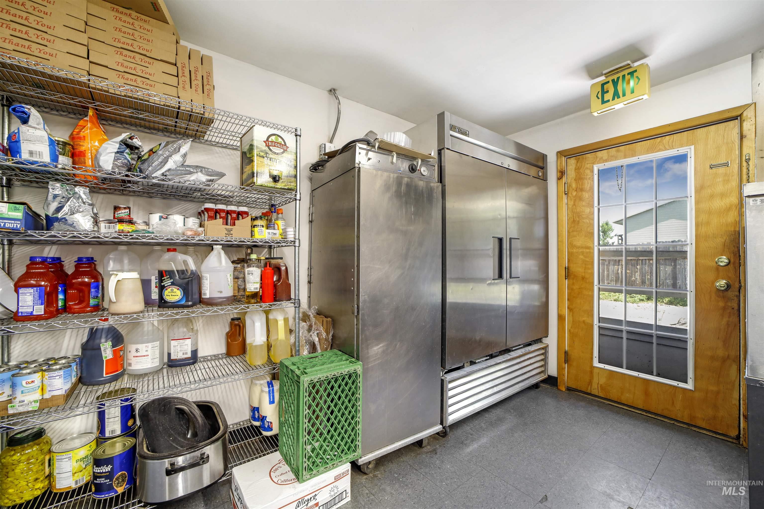 418 Spruce St, Mackay, Idaho 83251, 10 Bedrooms, 5 Rooms, Business/Commercial For Sale, Price $499,999,MLS 98952904