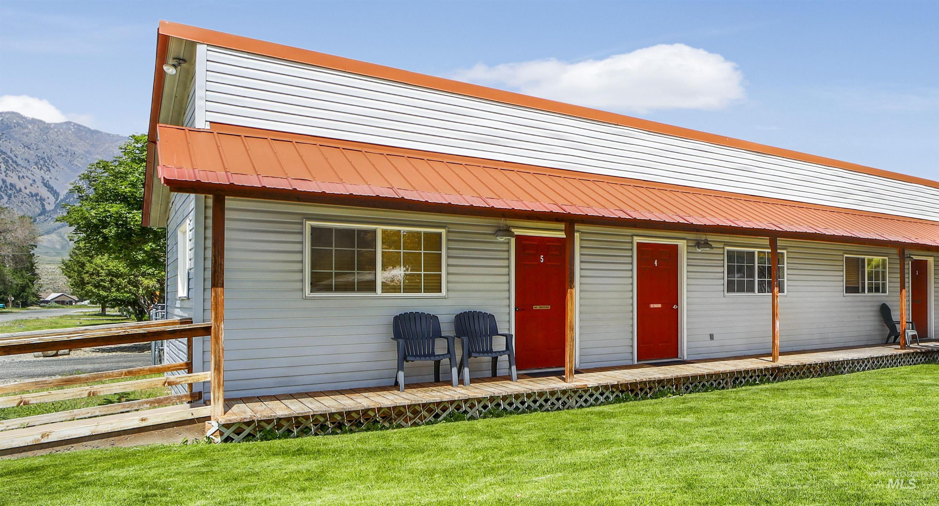 418 Spruce St, Mackay, Idaho 83251, 10 Bedrooms, 5 Rooms, Business/Commercial For Sale, Price $499,999,MLS 98952904