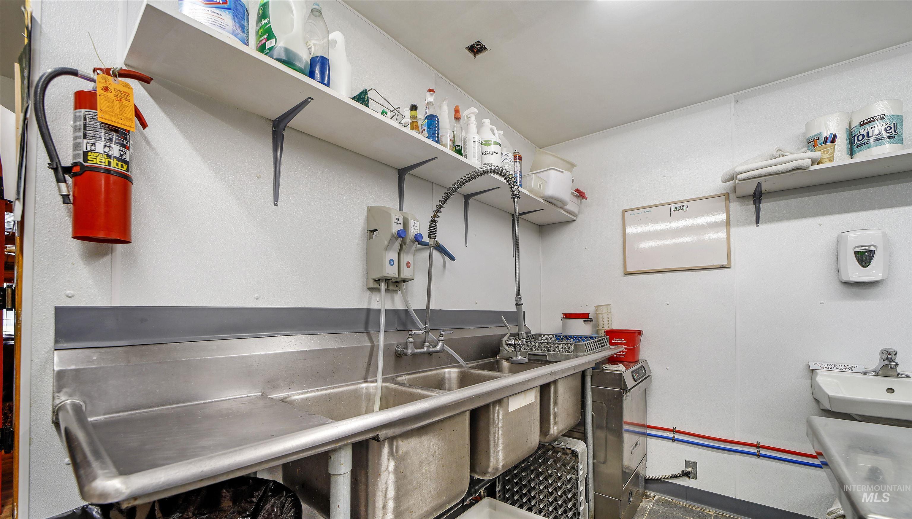 418 Spruce St, Mackay, Idaho 83251, 10 Bedrooms, 5 Rooms, Business/Commercial For Sale, Price $499,999,MLS 98952904