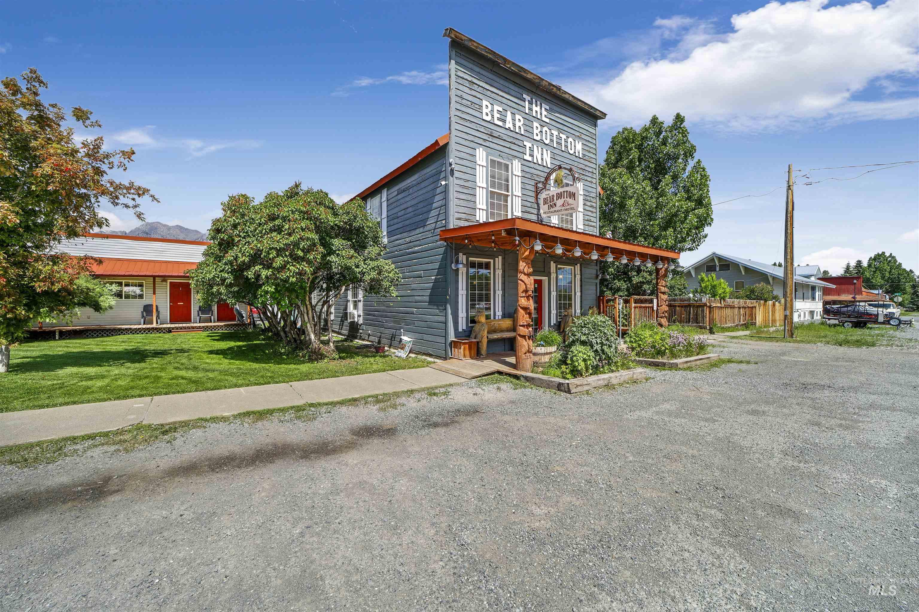 418 Spruce St, Mackay, Idaho 83251, 10 Bedrooms, 5 Rooms, Business/Commercial For Sale, Price $499,999,MLS 98952904