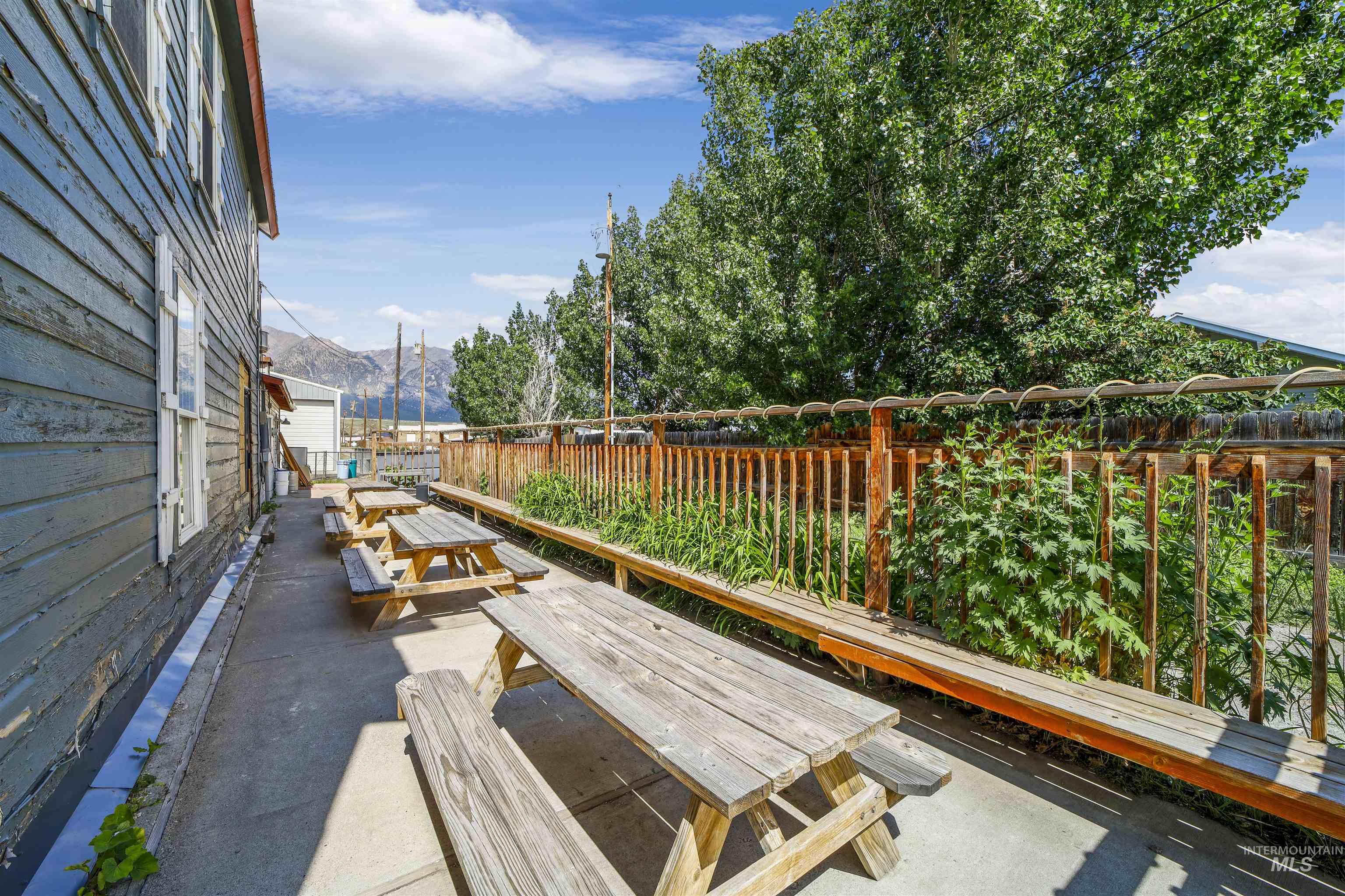 418 Spruce St, Mackay, Idaho 83251, 10 Bedrooms, 5 Rooms, Business/Commercial For Sale, Price $499,999,MLS 98952904