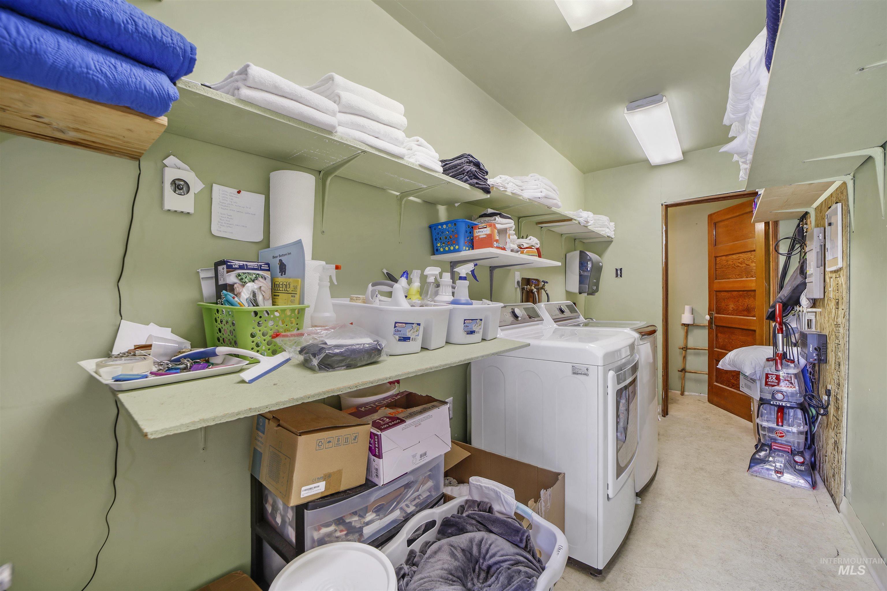 418 Spruce St, Mackay, Idaho 83251, 10 Bedrooms, 5 Rooms, Business/Commercial For Sale, Price $499,999,MLS 98952904