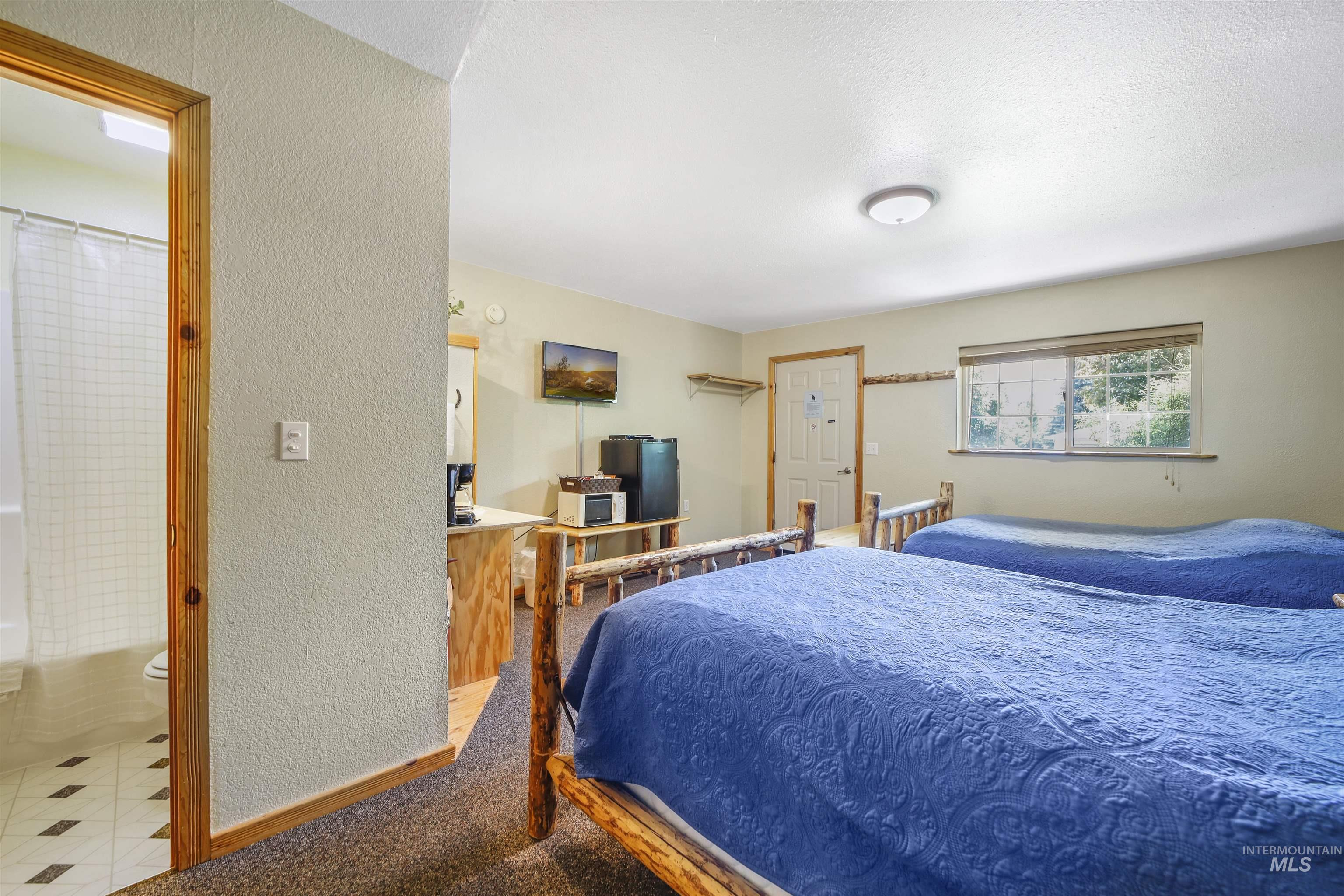 418 Spruce St, Mackay, Idaho 83251, 10 Bedrooms, 5 Rooms, Business/Commercial For Sale, Price $499,999,MLS 98952905