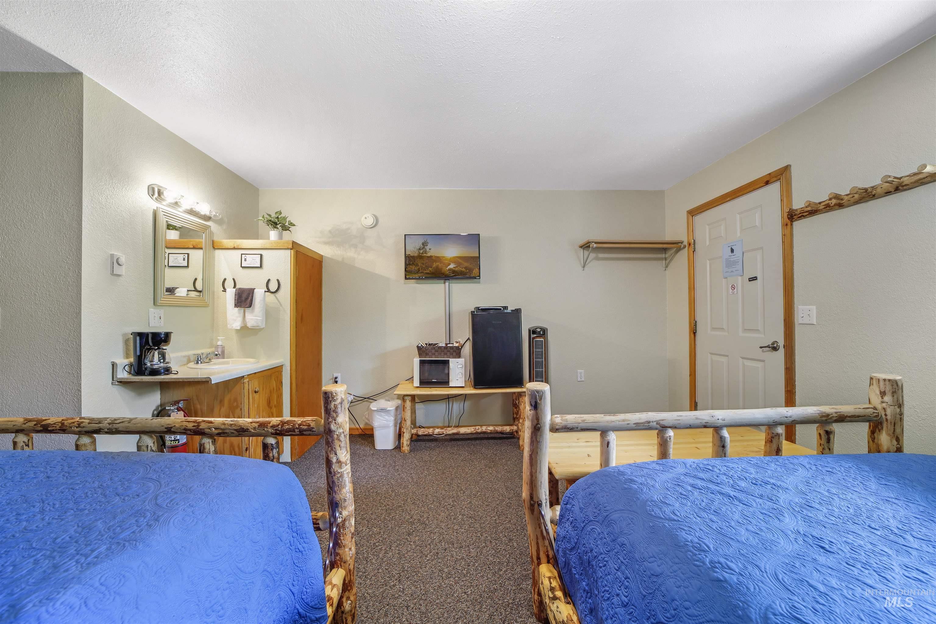 418 Spruce St, Mackay, Idaho 83251, 10 Bedrooms, 5 Rooms, Business/Commercial For Sale, Price $499,999,MLS 98952905