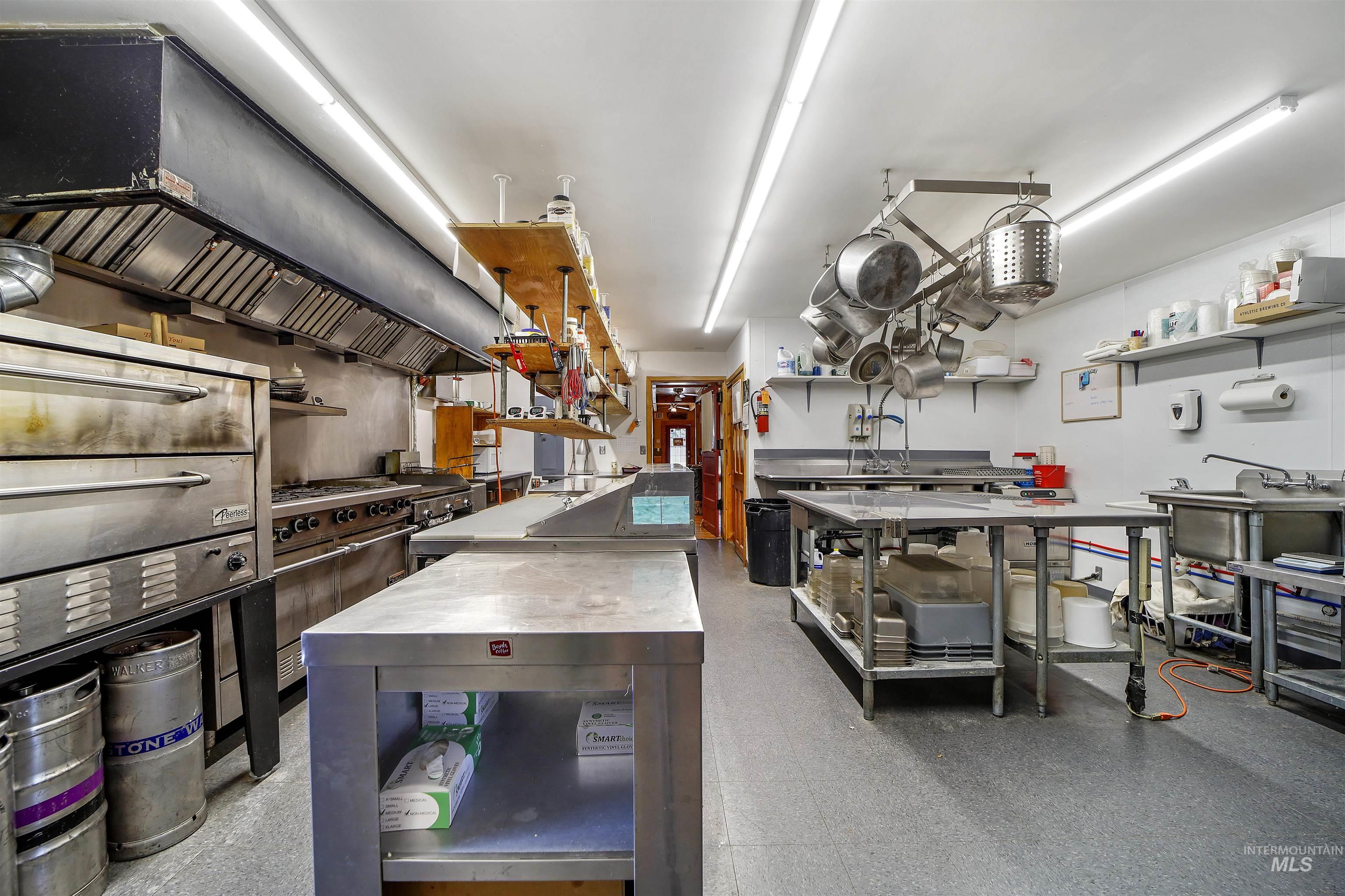 418 Spruce St, Mackay, Idaho 83251, 10 Bedrooms, 5 Rooms, Business/Commercial For Sale, Price $499,999,MLS 98952905