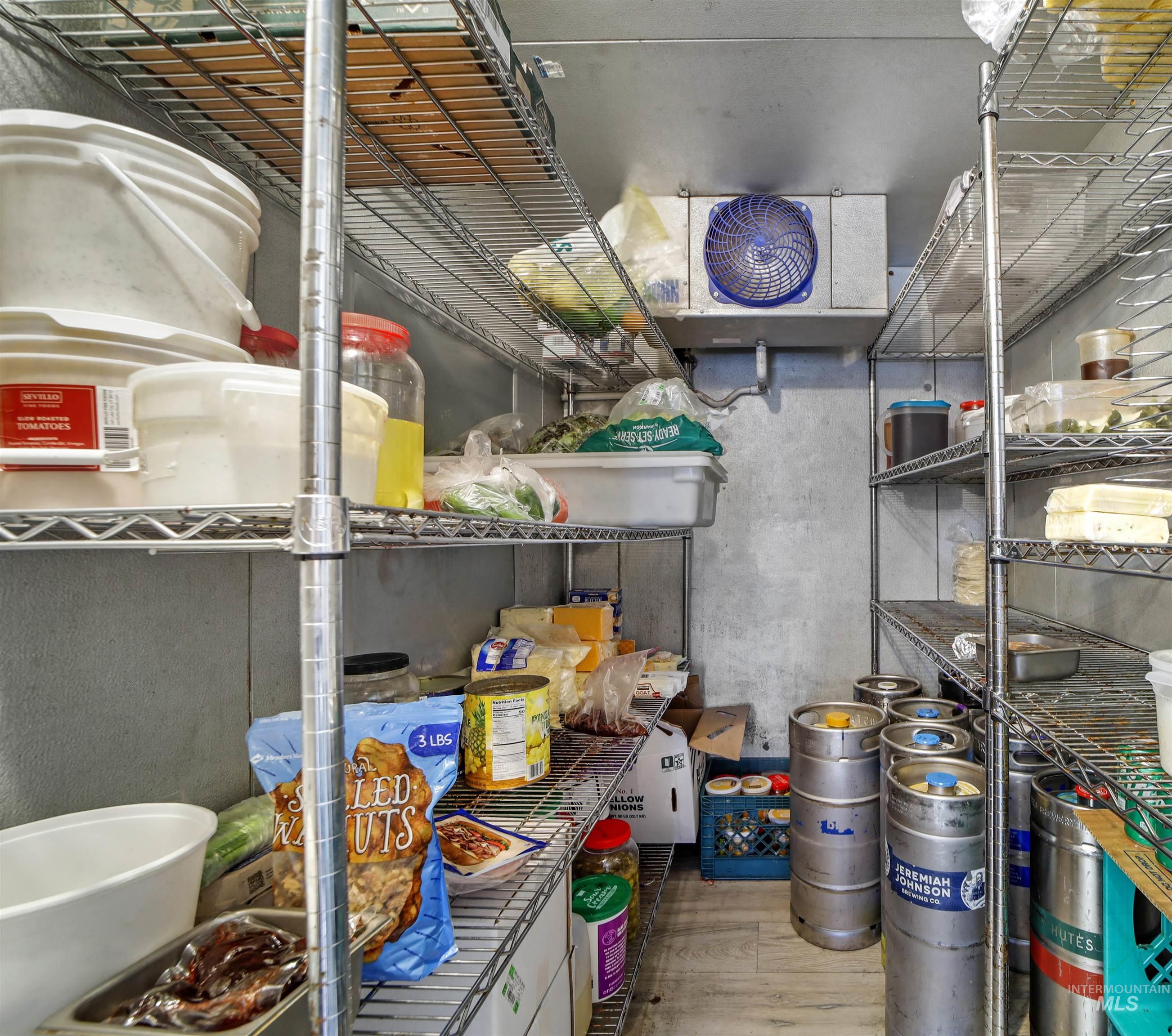 418 Spruce St, Mackay, Idaho 83251, 10 Bedrooms, 5 Rooms, Business/Commercial For Sale, Price $499,999,MLS 98952905