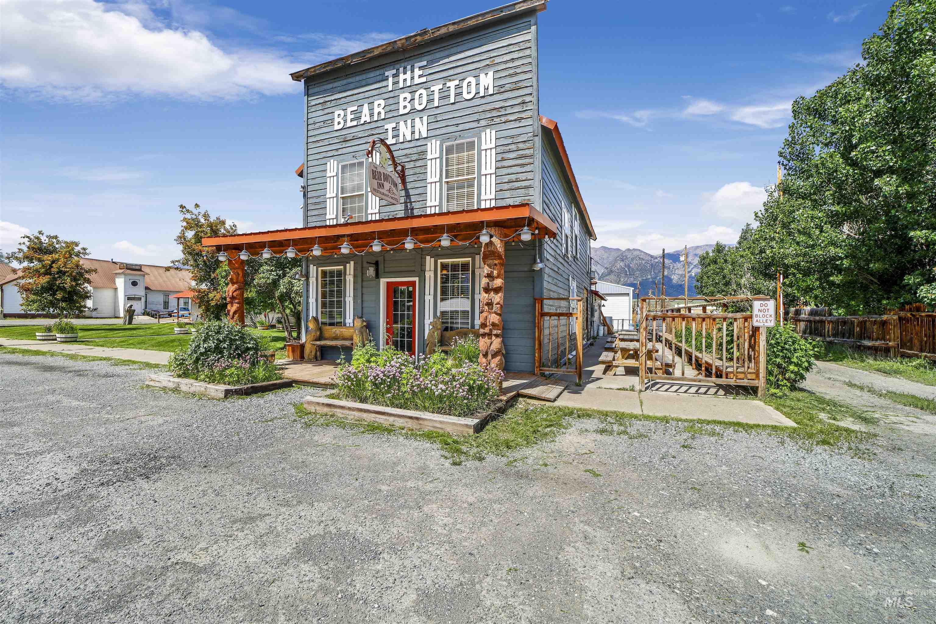 418 Spruce St, Mackay, Idaho 83251, 10 Bedrooms, 5 Rooms, Business/Commercial For Sale, Price $499,999,MLS 98952905